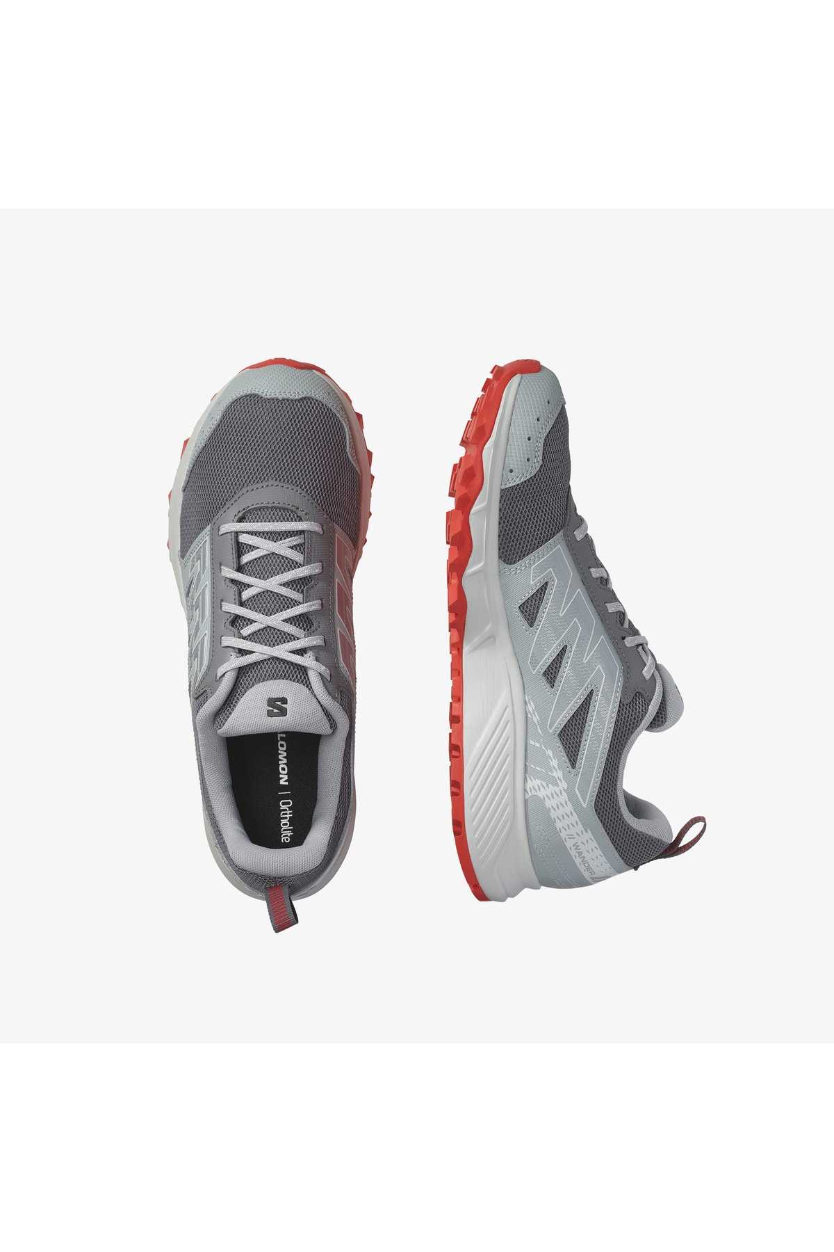 کفش های چند رنگ مردانه در فضای باز