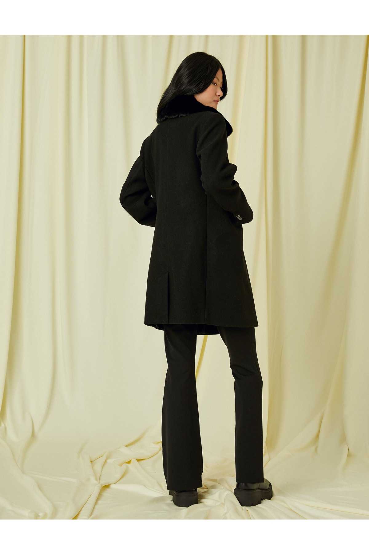 یقه جیبی کت دوخته شده با جزئیات