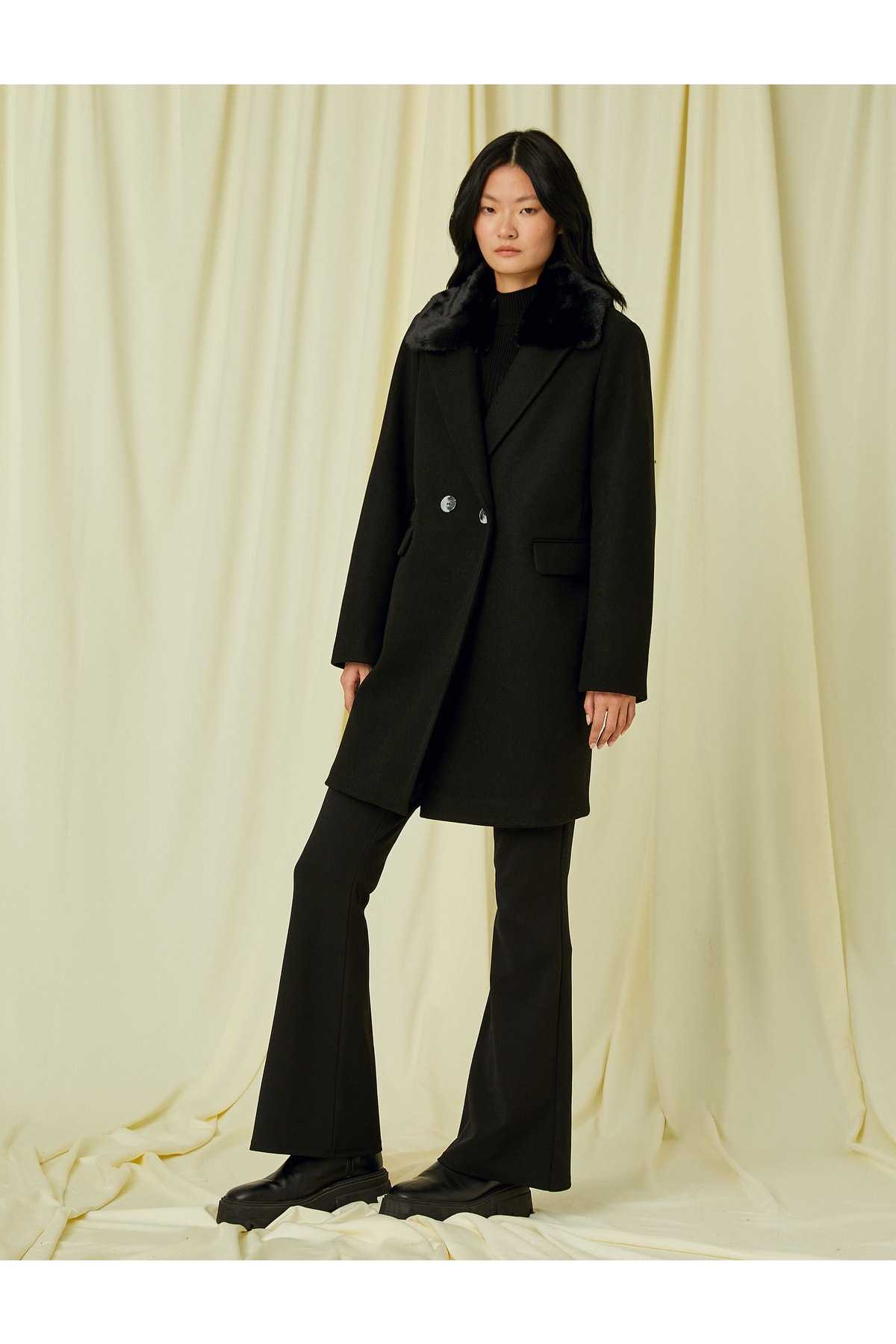 یقه جیبی کت دوخته شده با جزئیات