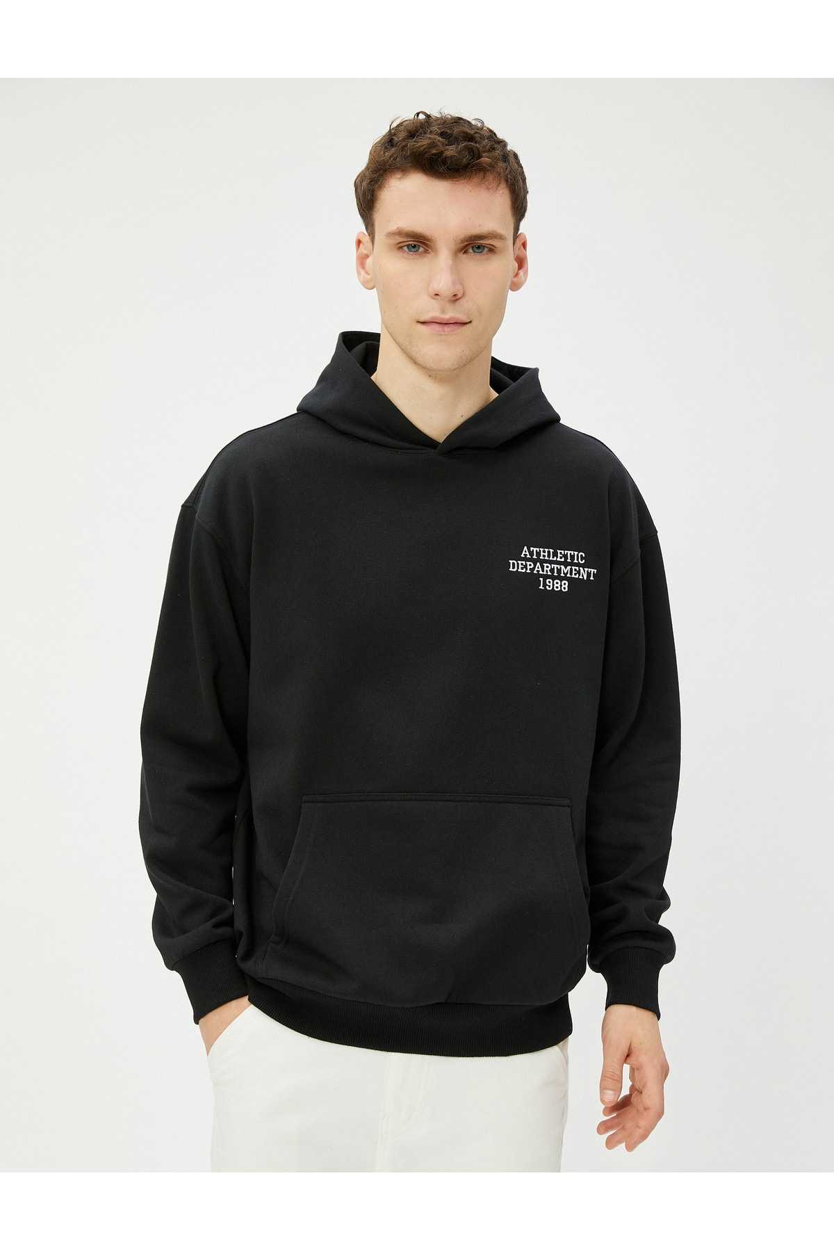 سویشرت کالج با چاپ جیب کانگورویی با جزئیات