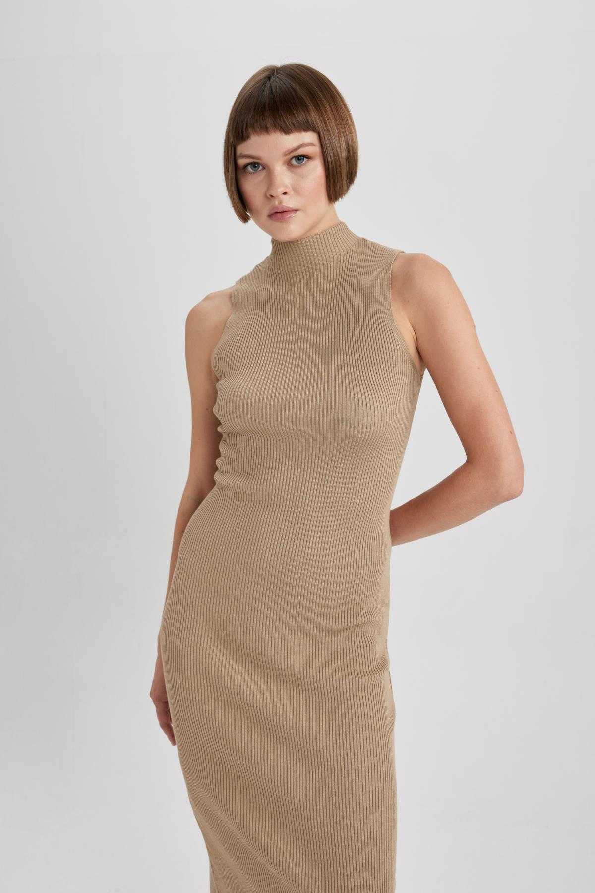 لباس آجدار بدون آستین نیم یقه یقه دار