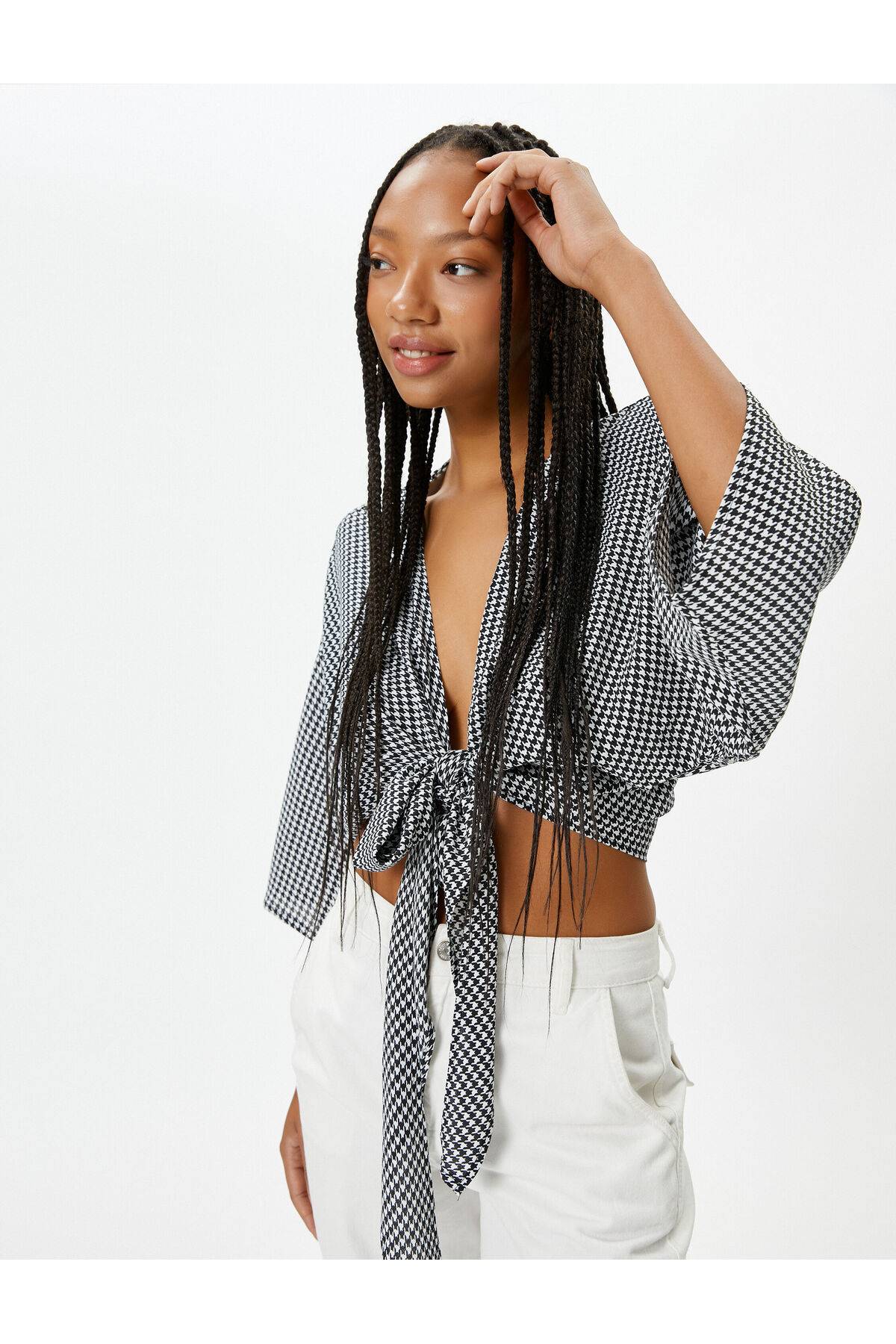 بلوز کیمونو کراپ دو سینه پهن آستین 3/4 با جزئیات کراوات طرحدار پا غاز