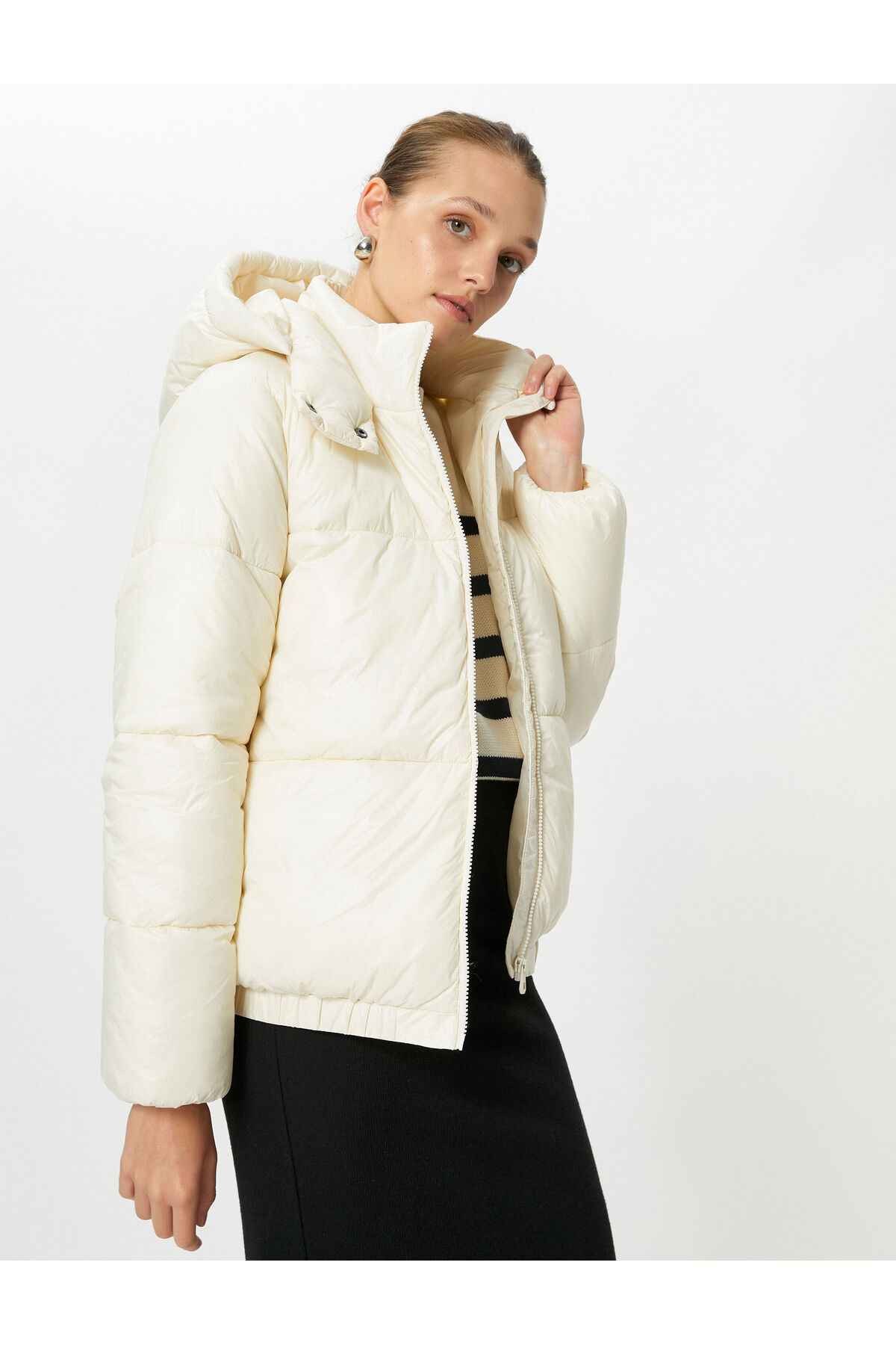 ژاکت پفی کوتاه با کلاه، زیپ، کمر الاستیک، جیب