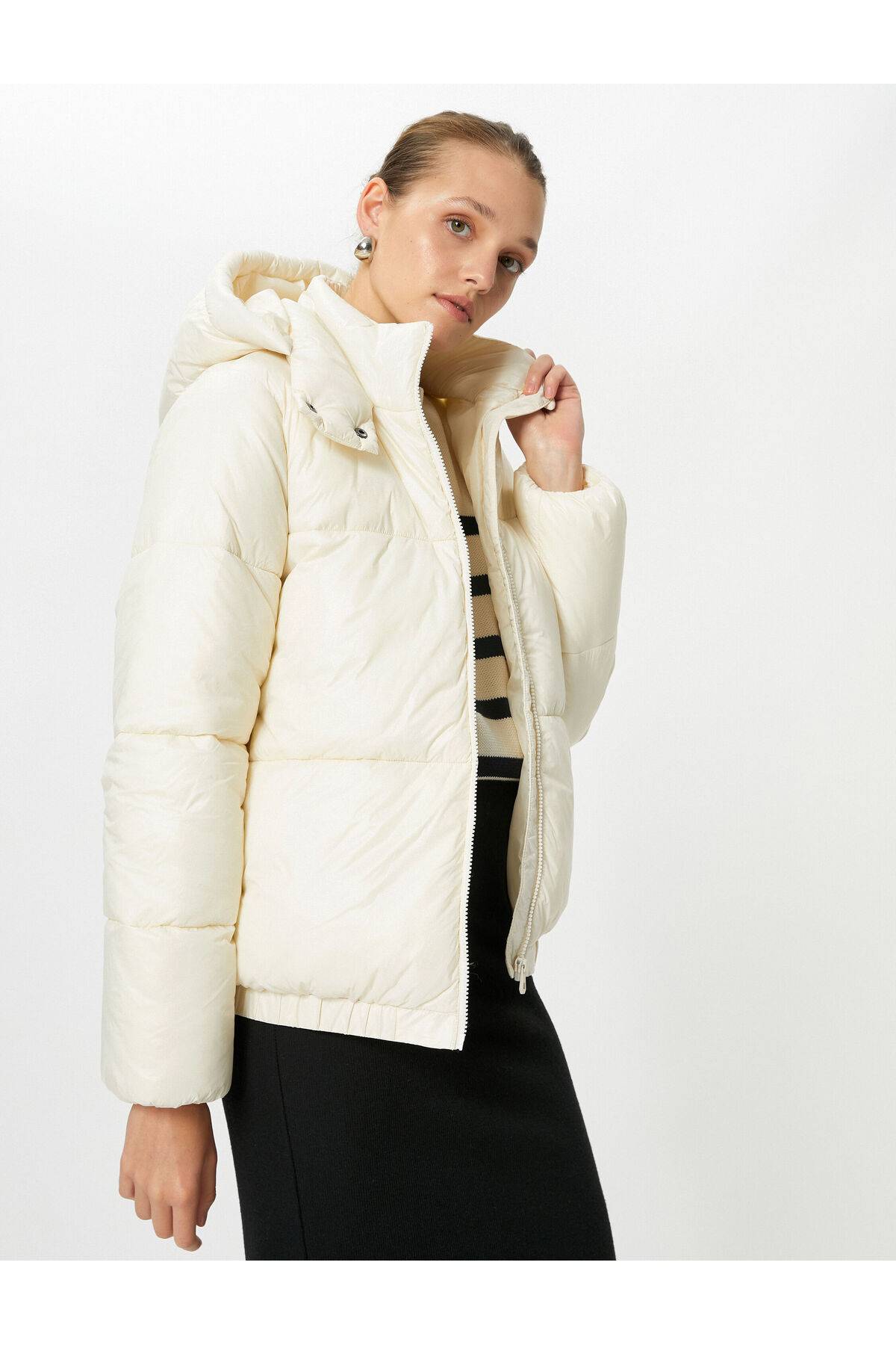 ژاکت پفی کوتاه با کلاه، زیپ، کمر الاستیک، جیب