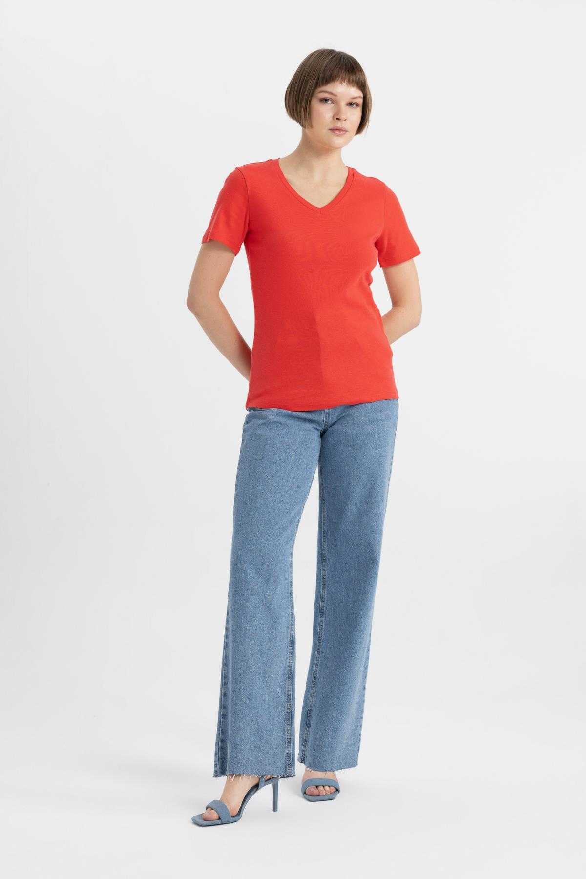 تیشرت آستین کوتاه یقه V شکل باریک