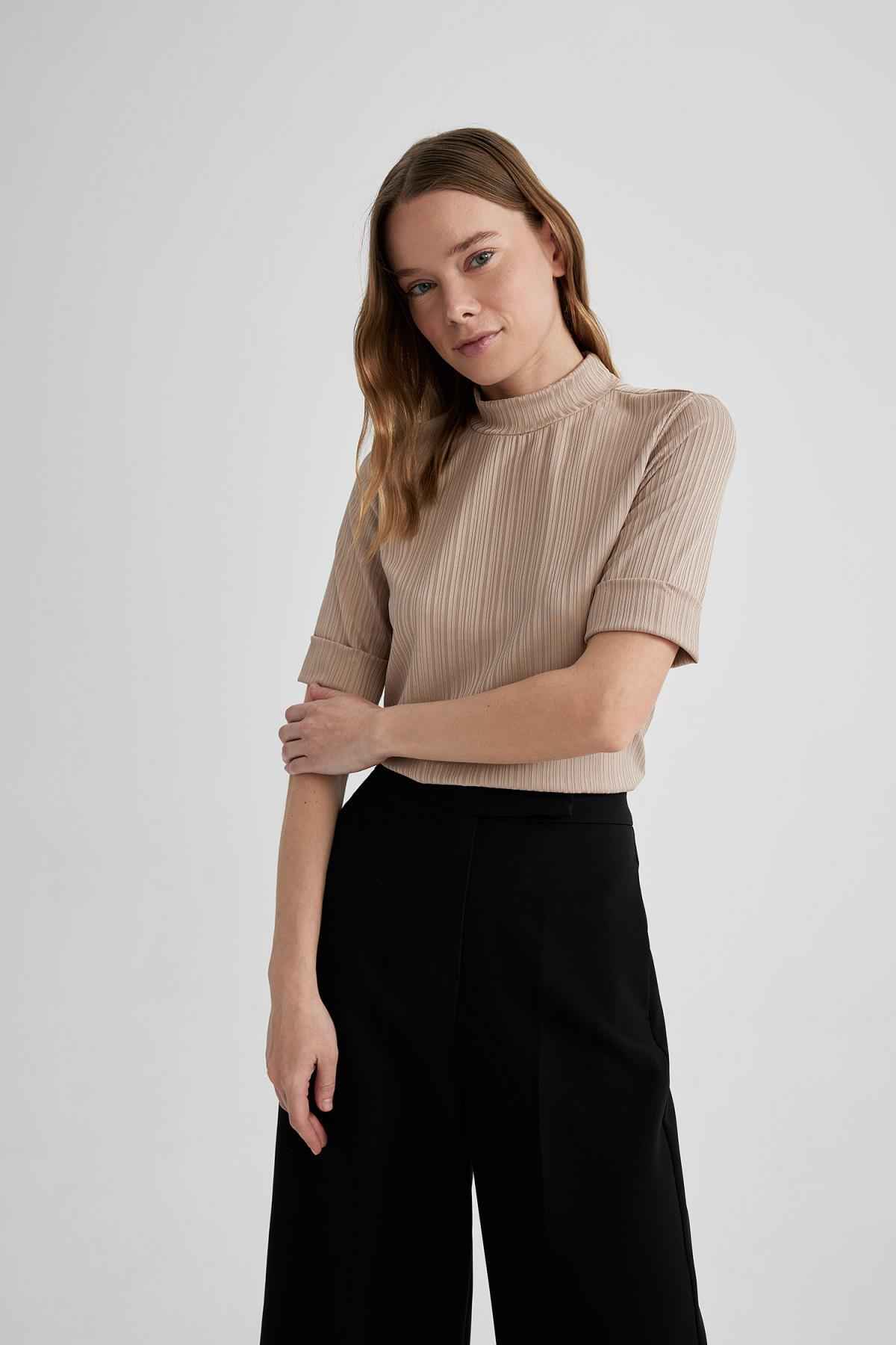 تیشرت آستین کوتاه نیم یقه تناسب معمولی