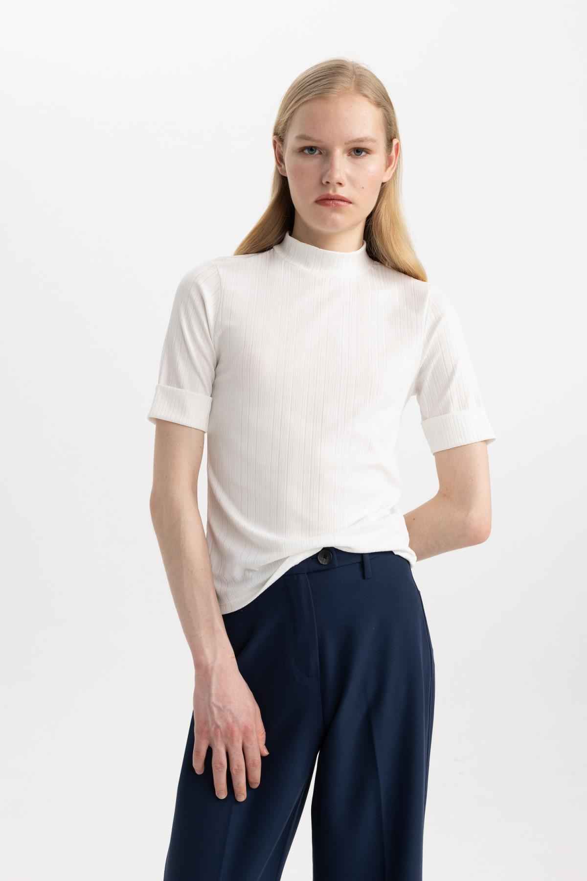 تیشرت آستین کوتاه نیم یقه تناسب معمولی