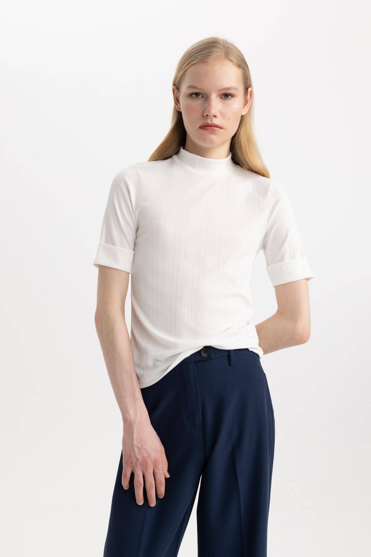 تیشرت آستین کوتاه نیم یقه تناسب معمولی