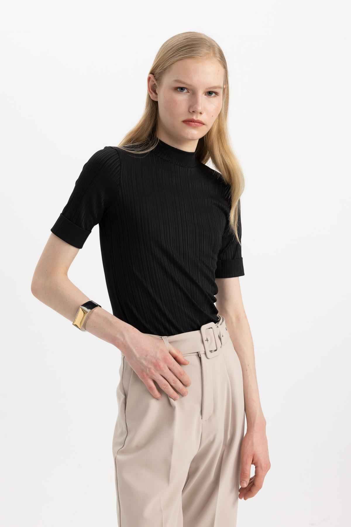 تیشرت آستین کوتاه نیم یقه تناسب معمولی