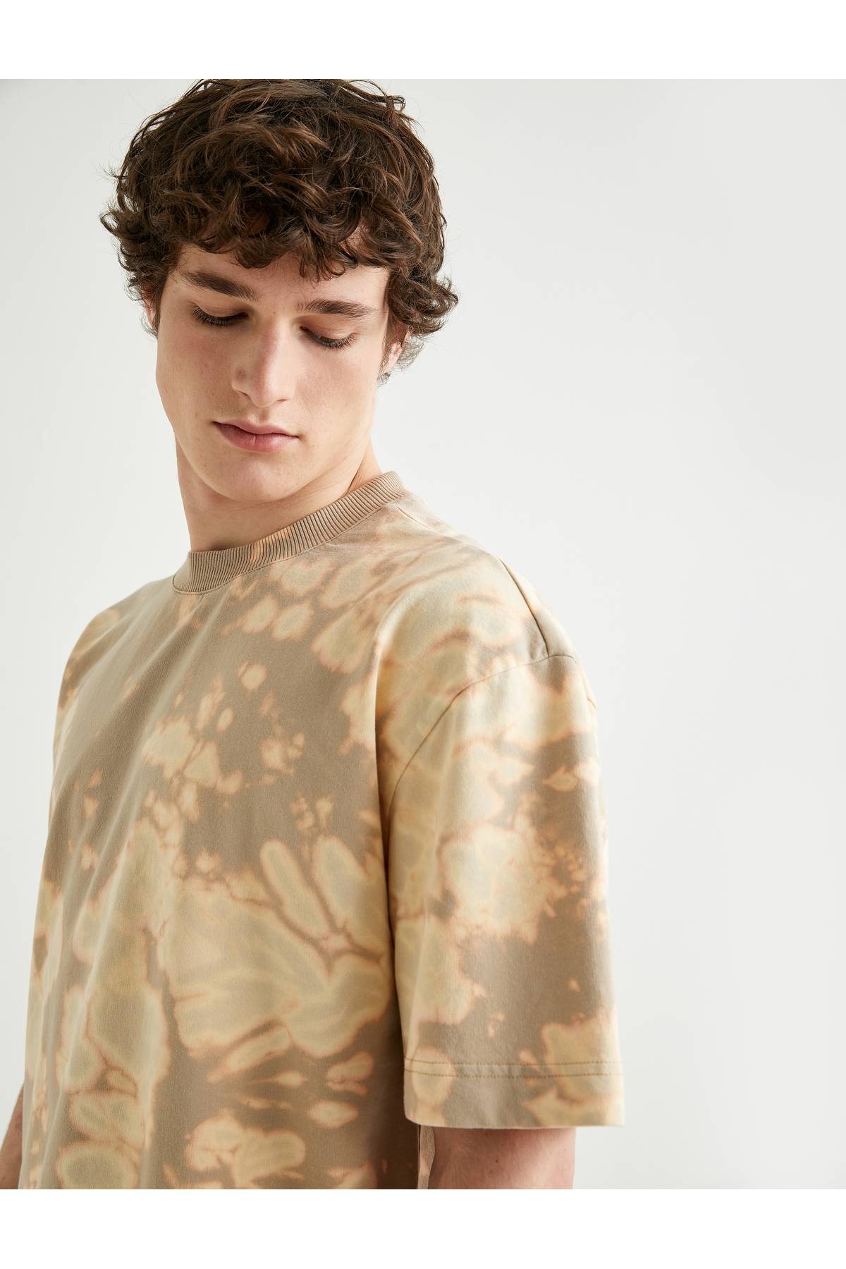 آستین کوتاه تیشرت انتزاعی چاپ شده با یقه خدمه