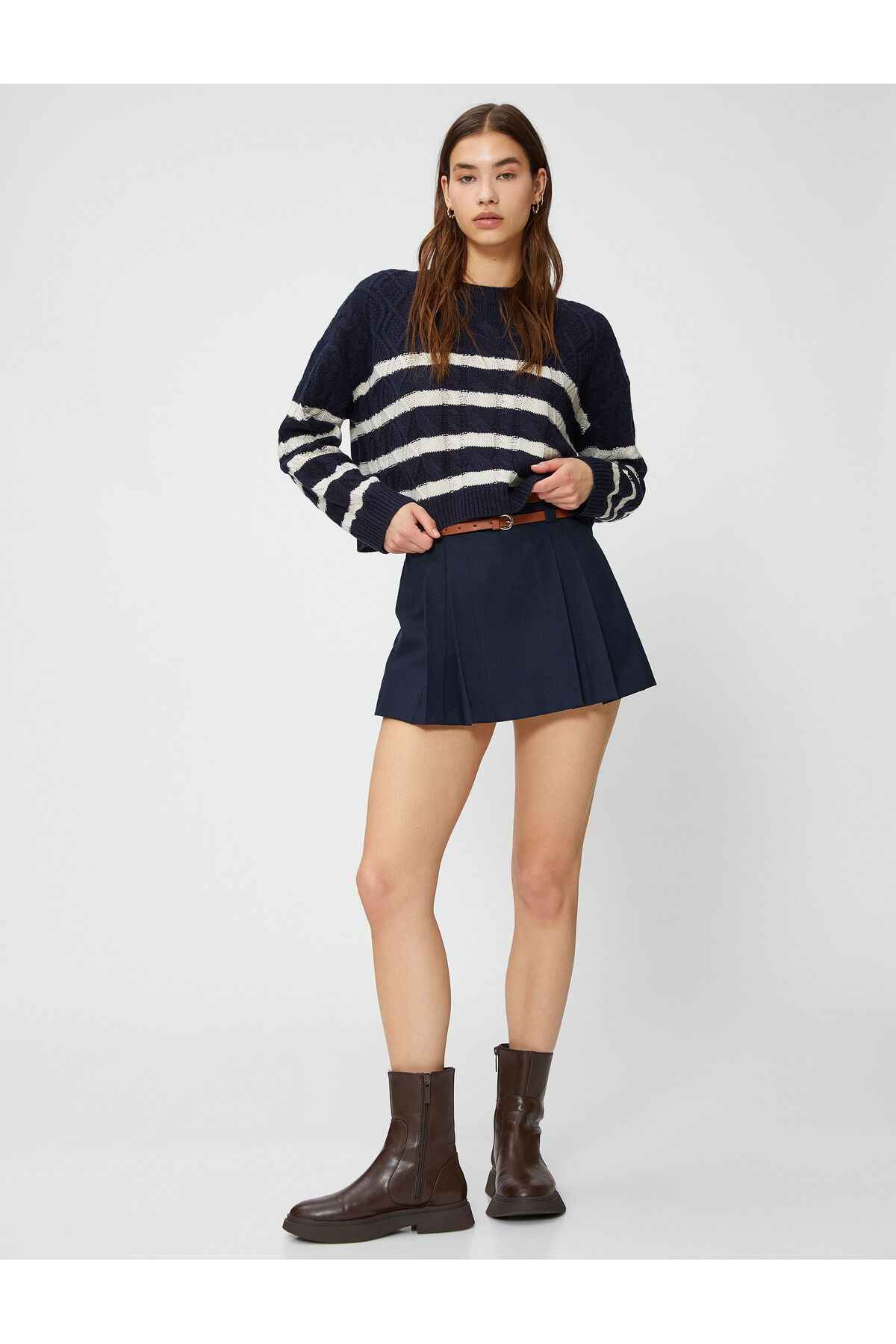 موتیف ژاکت بافتنی کراپ یقه آستین بلند بافته شده