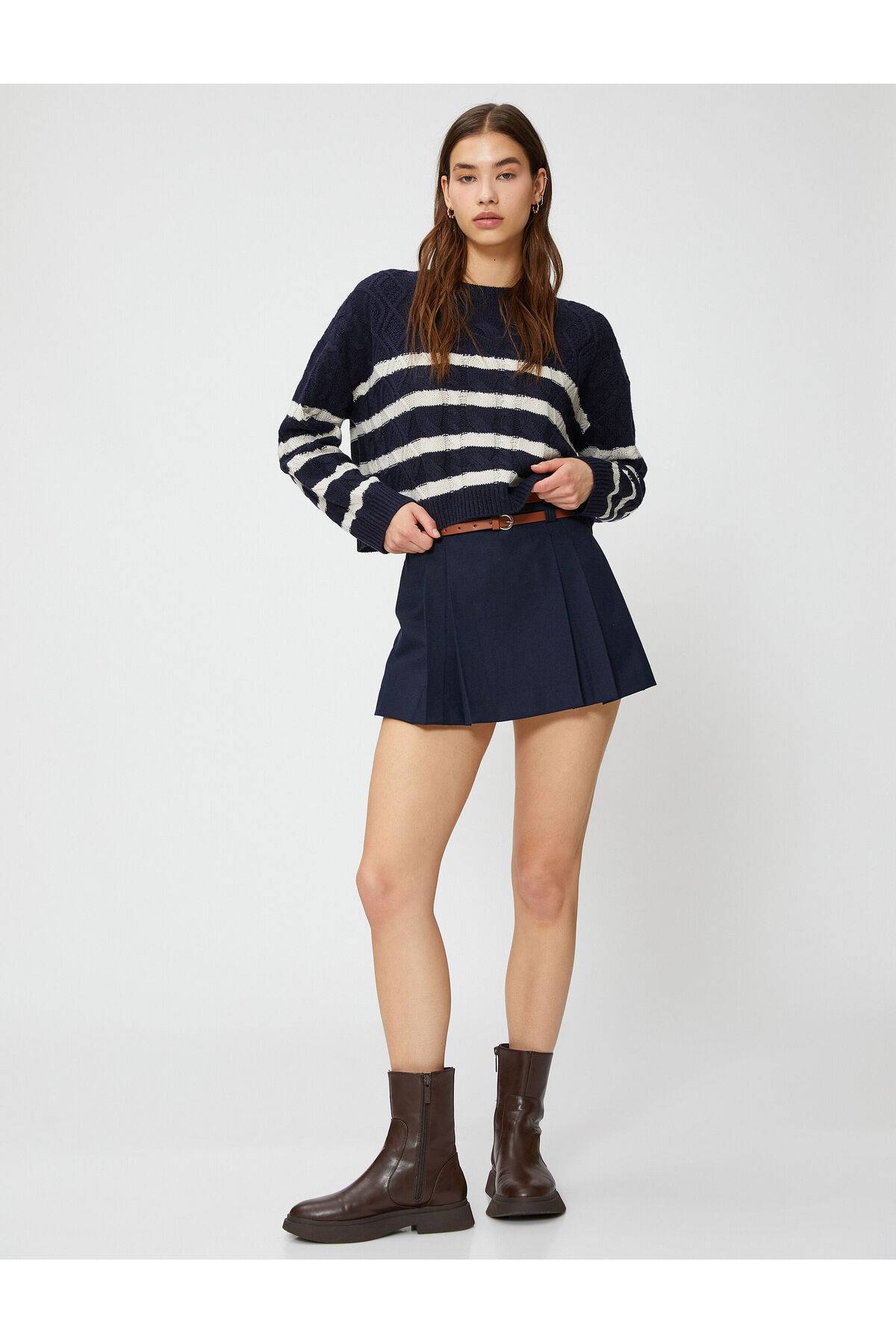 موتیف ژاکت بافتنی کراپ یقه آستین بلند بافته شده