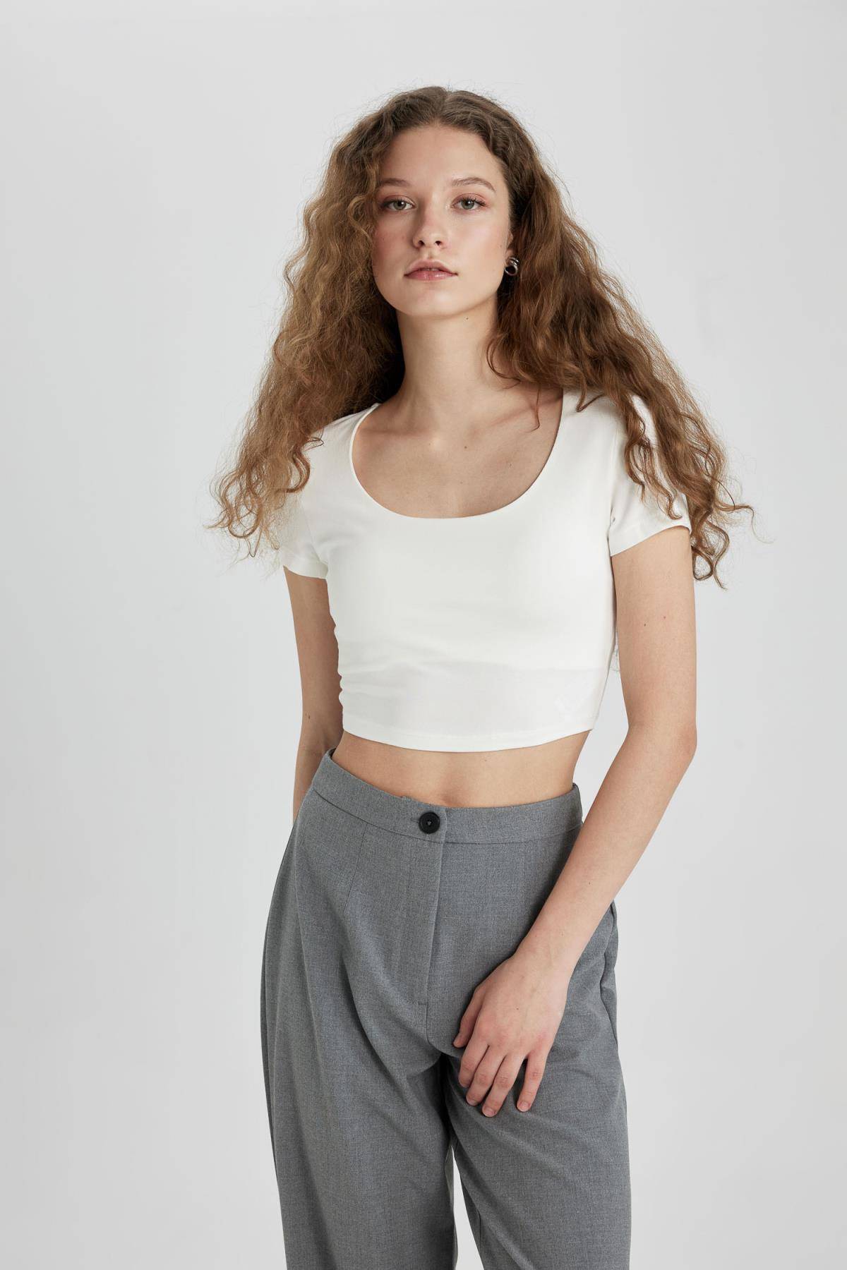 تیشرت آستین کوتاه یقه U