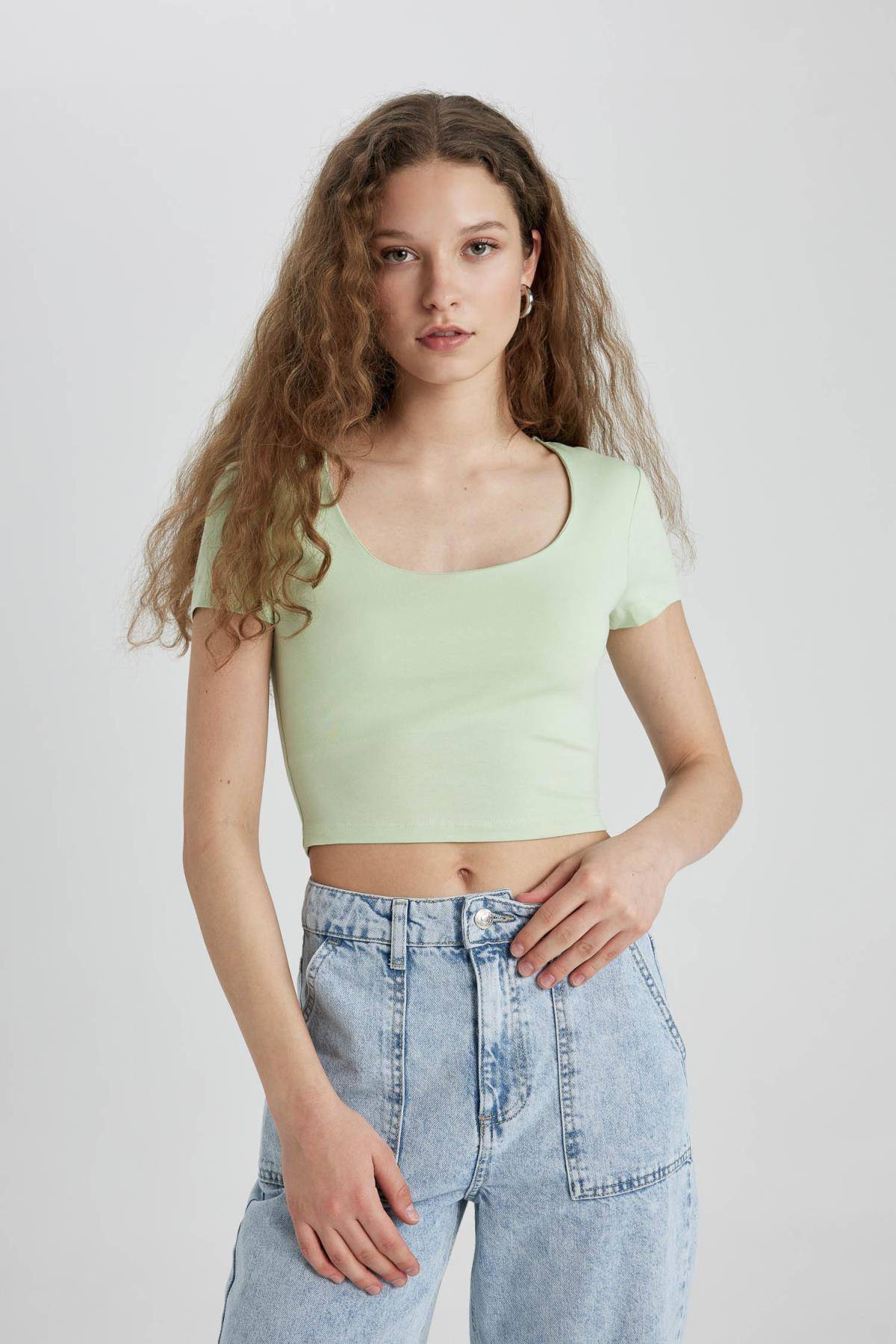 تیشرت آستین کوتاه یقه U