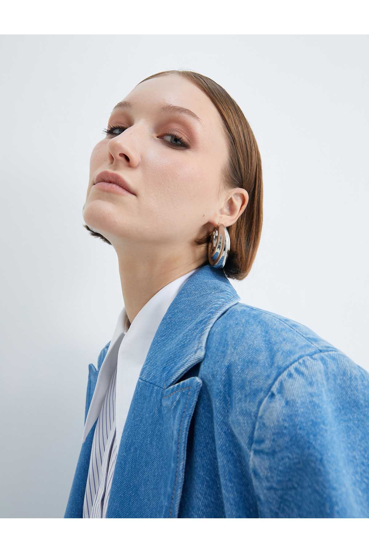 کت جین ژاکت کت و شلوار جین یقه معکوس جیب دو سینه با جزئیات مناسب مناسب