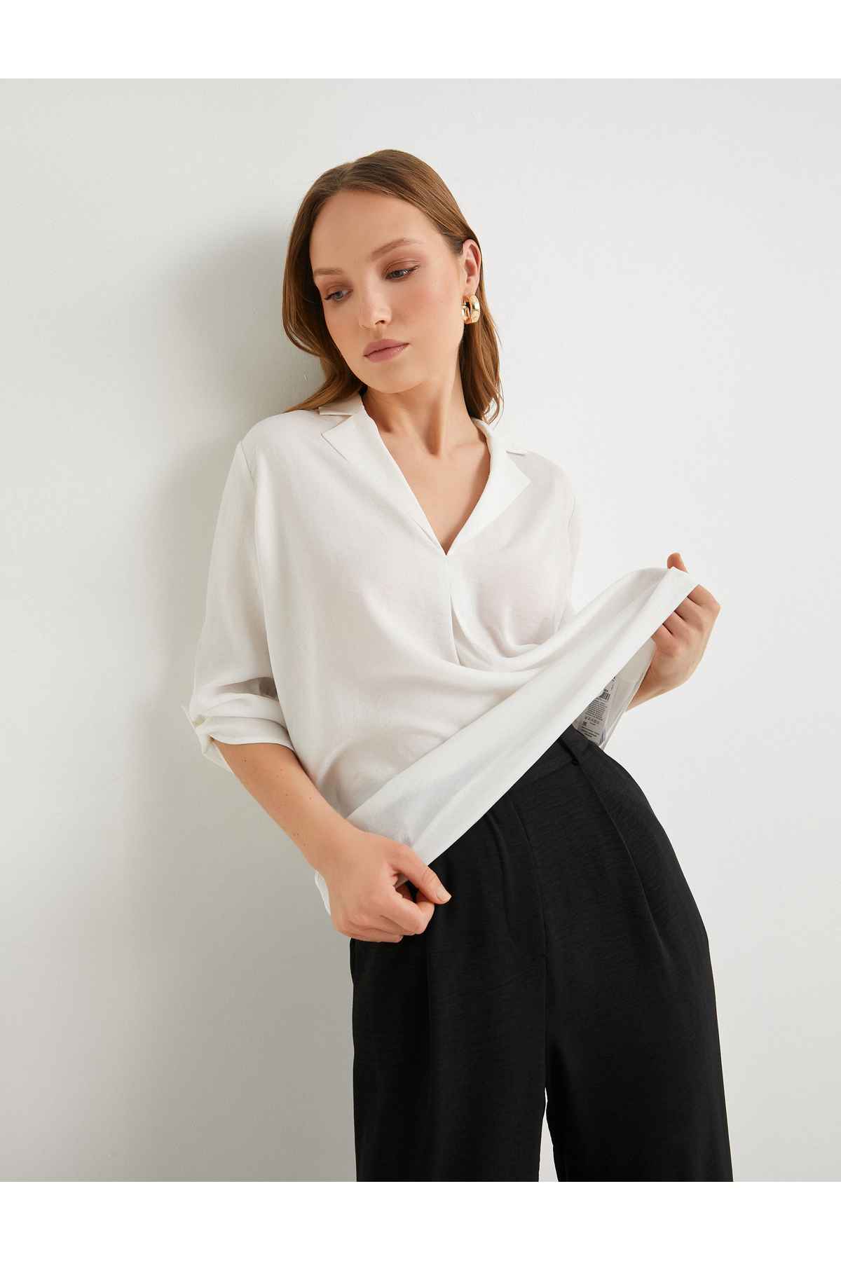 بلوز یقه V آستین تاشو با تناسب معمولی