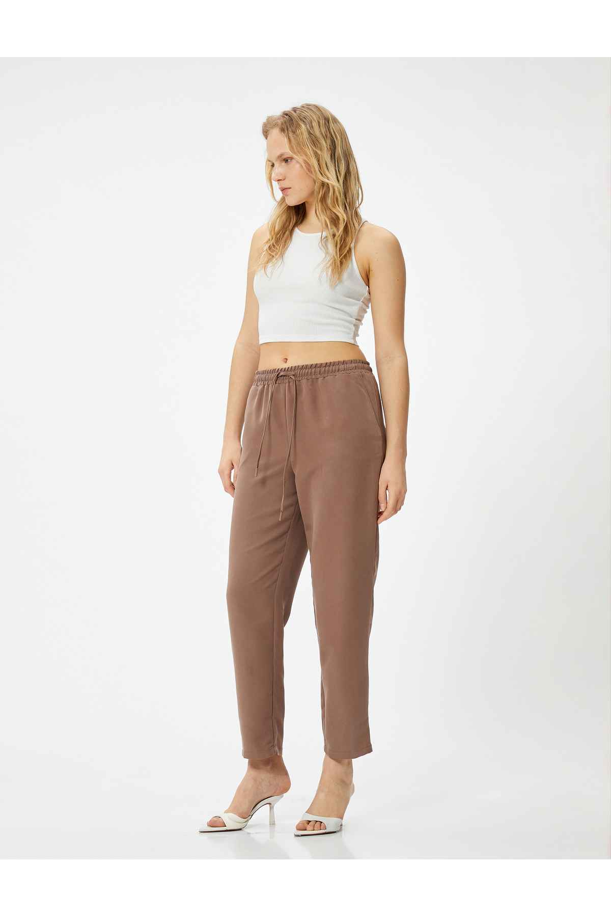 شلوار هویجی با ترکیب مدال توری کمر