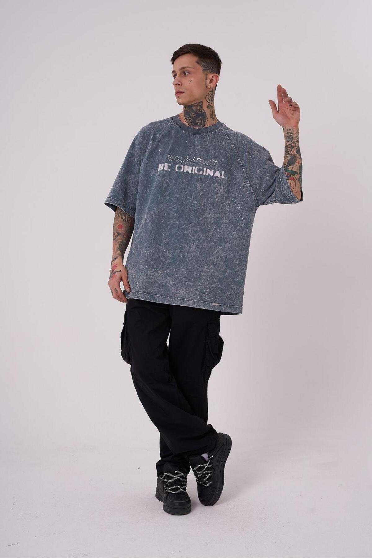 تیشرت مردانه بی اورجینال با چاپ شسته بزرگ سایز خالدار