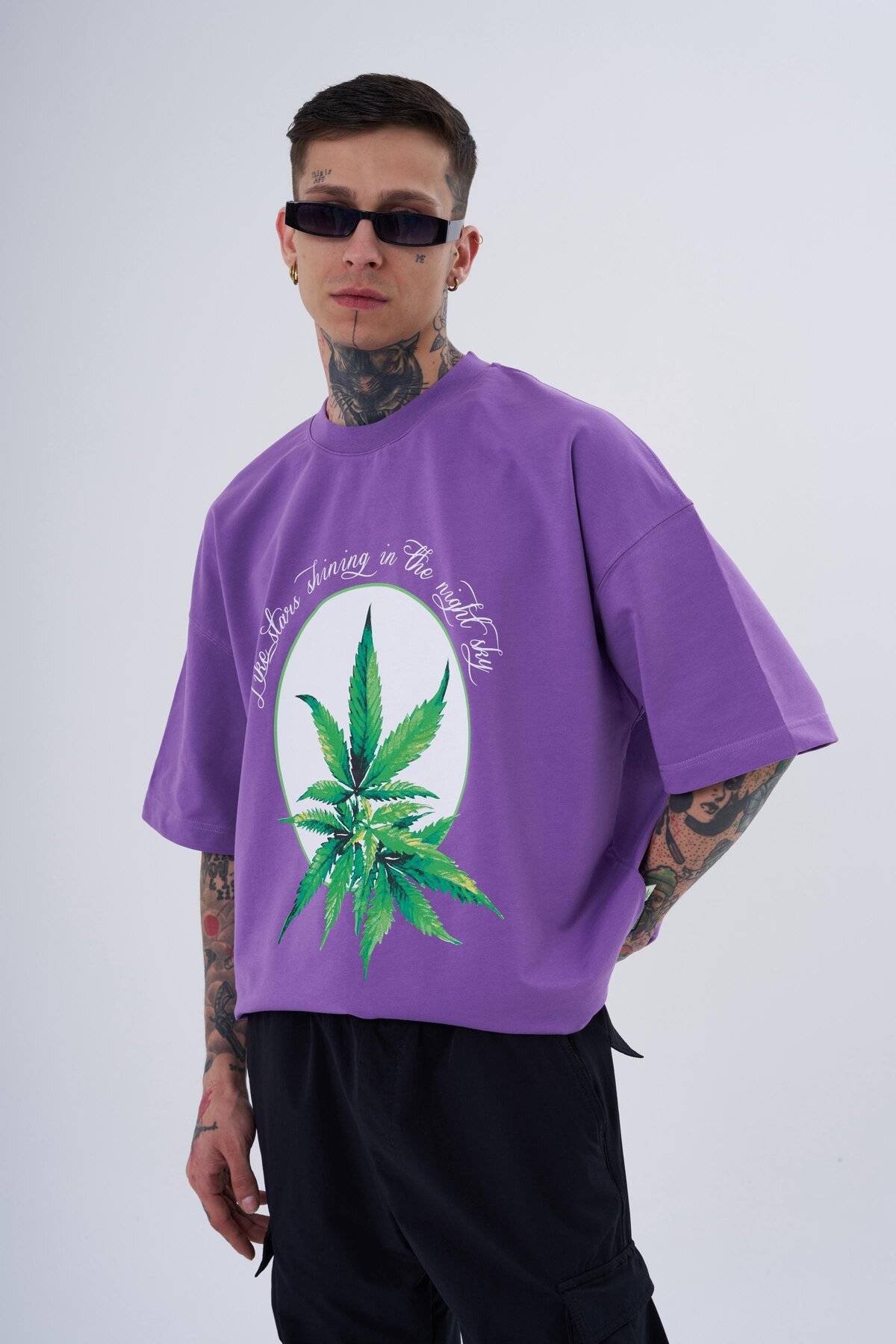 تیشرت مردانه بنفش با چاپ گیاهی