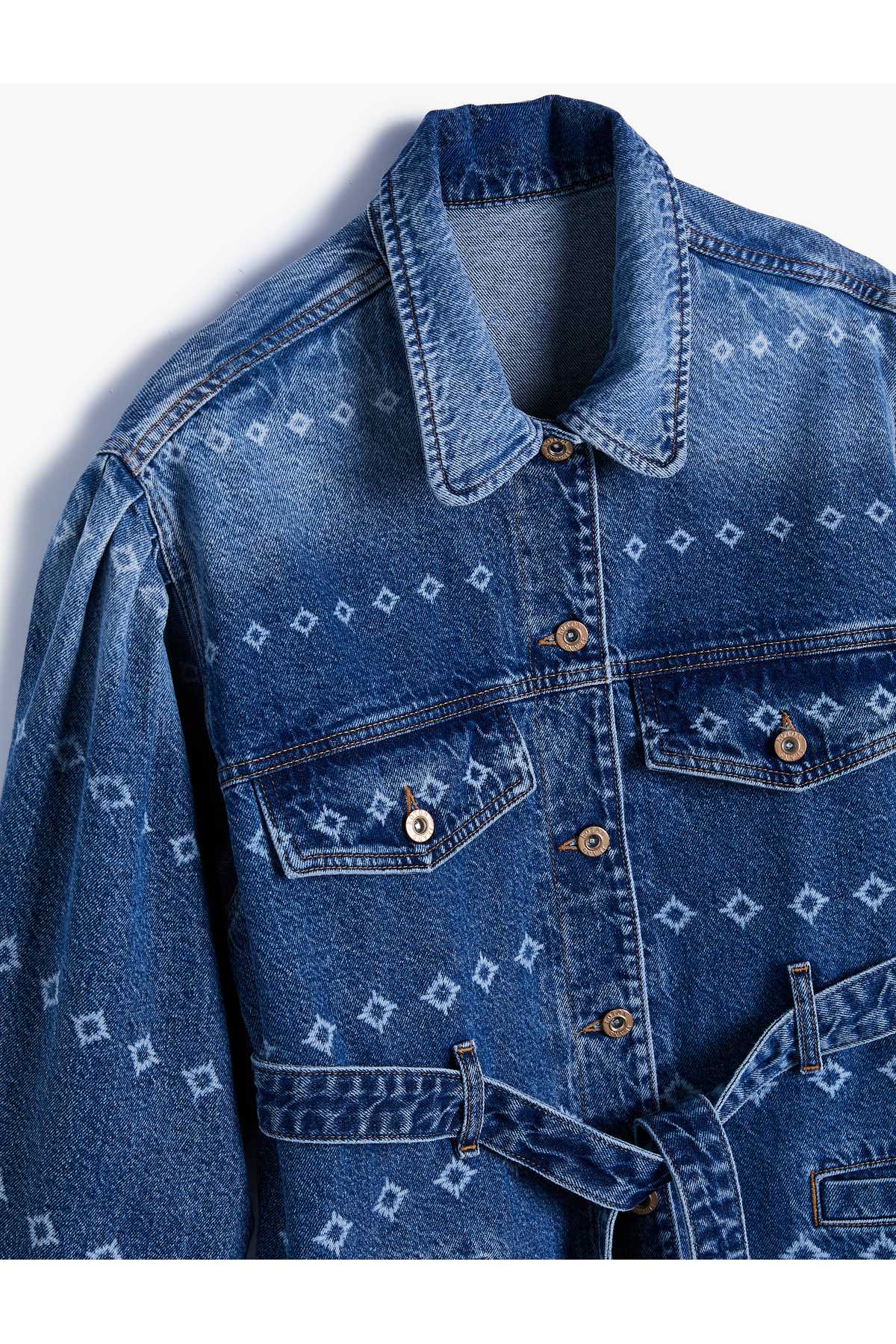 ژاکت جین بلند با جزئیات چاپ لیزری، کمربند، جیب، تناسب راحت