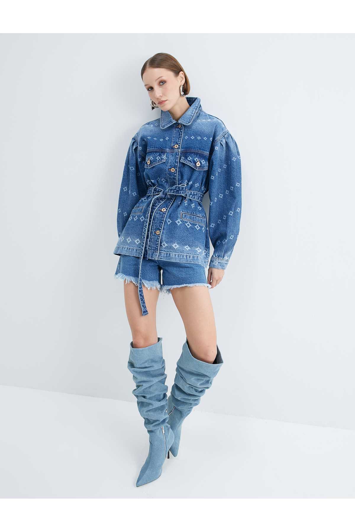 ژاکت جین بلند با جزئیات چاپ لیزری، کمربند، جیب، تناسب راحت
