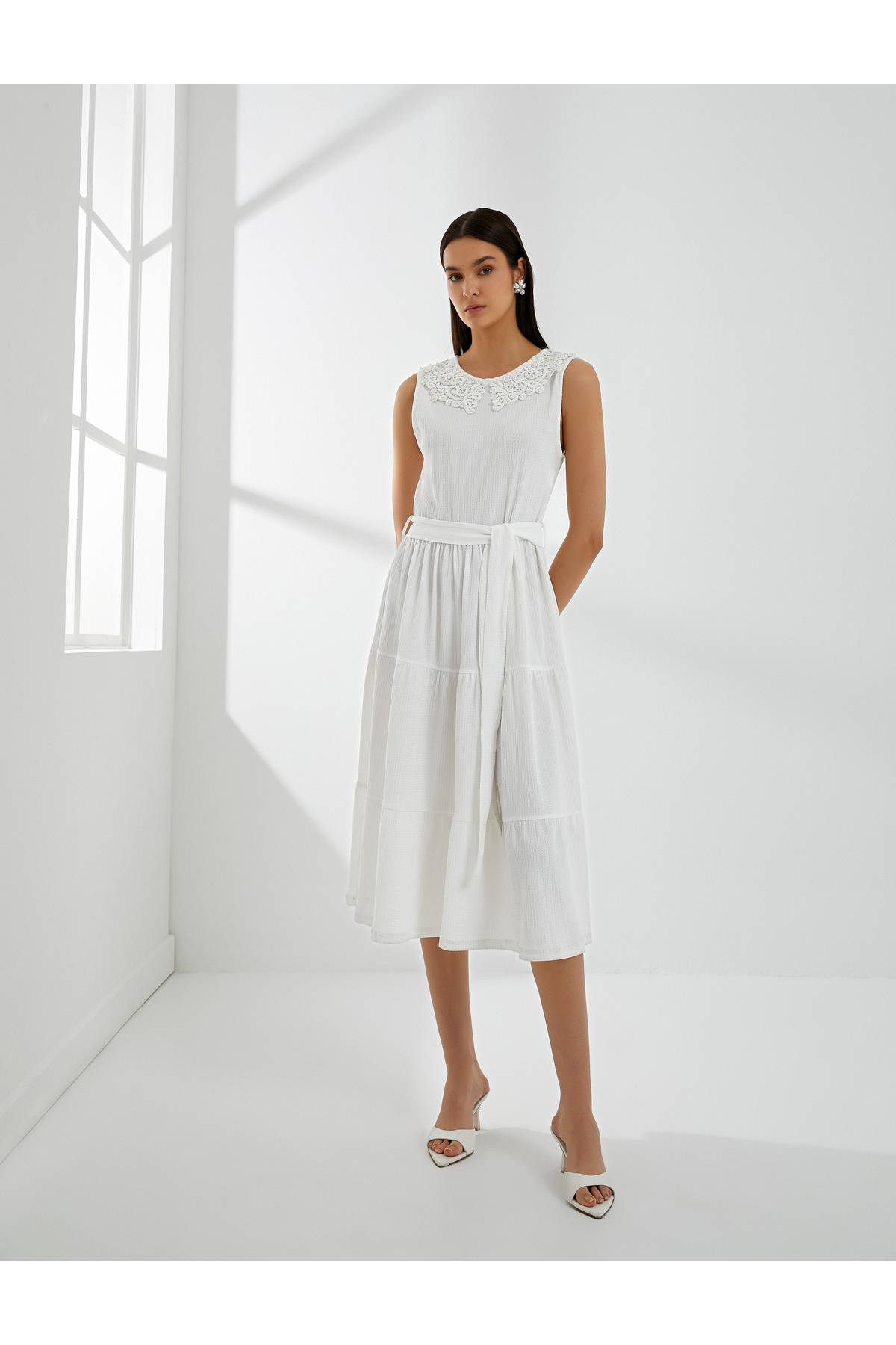 لباس میدی با یقه توری، بدون آستین، کمربند