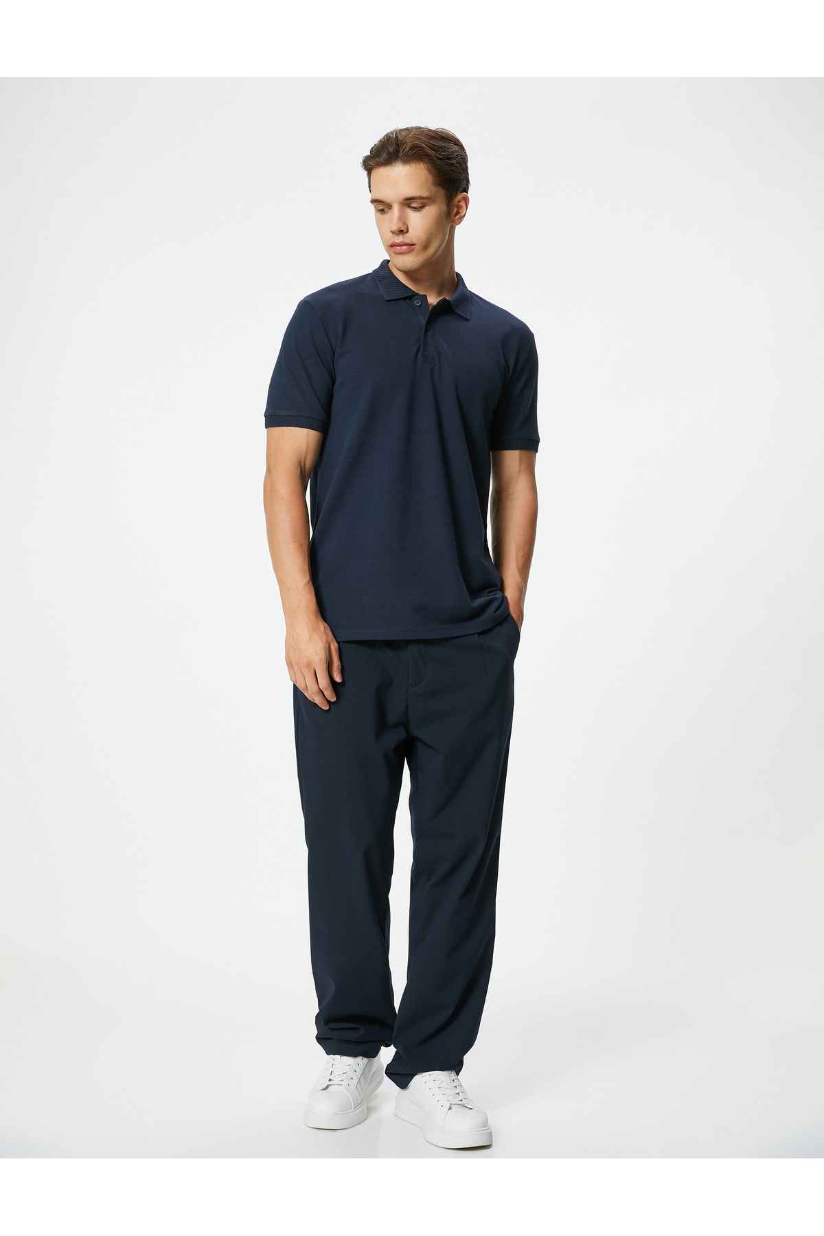 آستین کوتاه تیشرت یقه دار و باریک