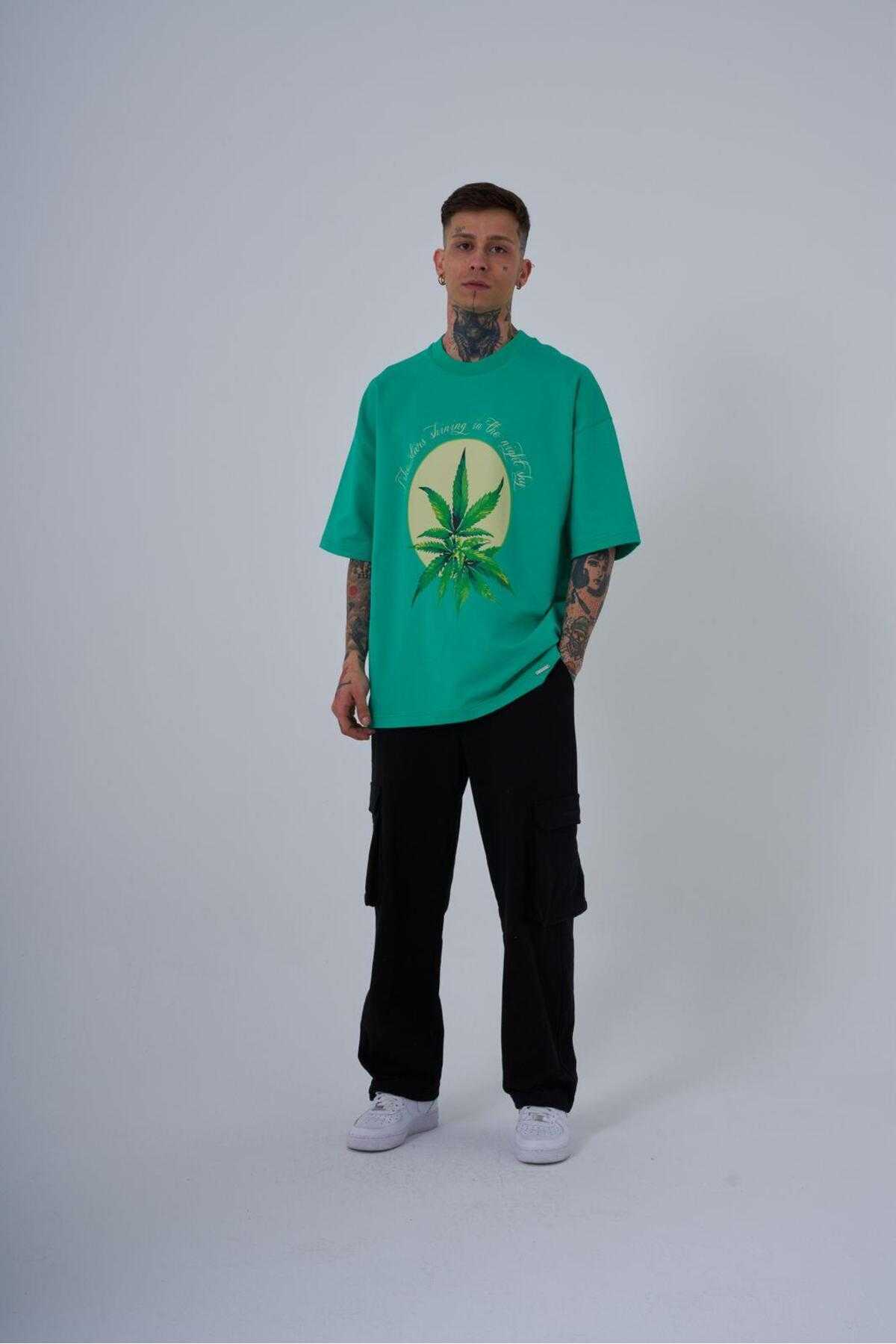 تیشرت مردانه بنفش با چاپ گیاهی