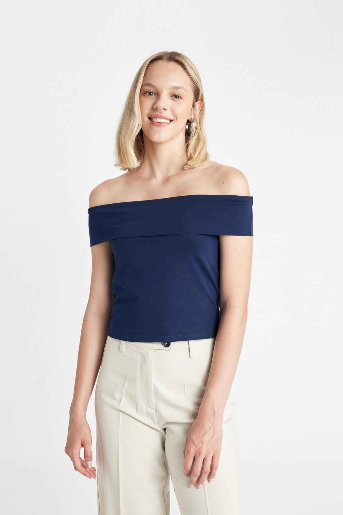 تیشرت آستین کوتاه بر روی شانه