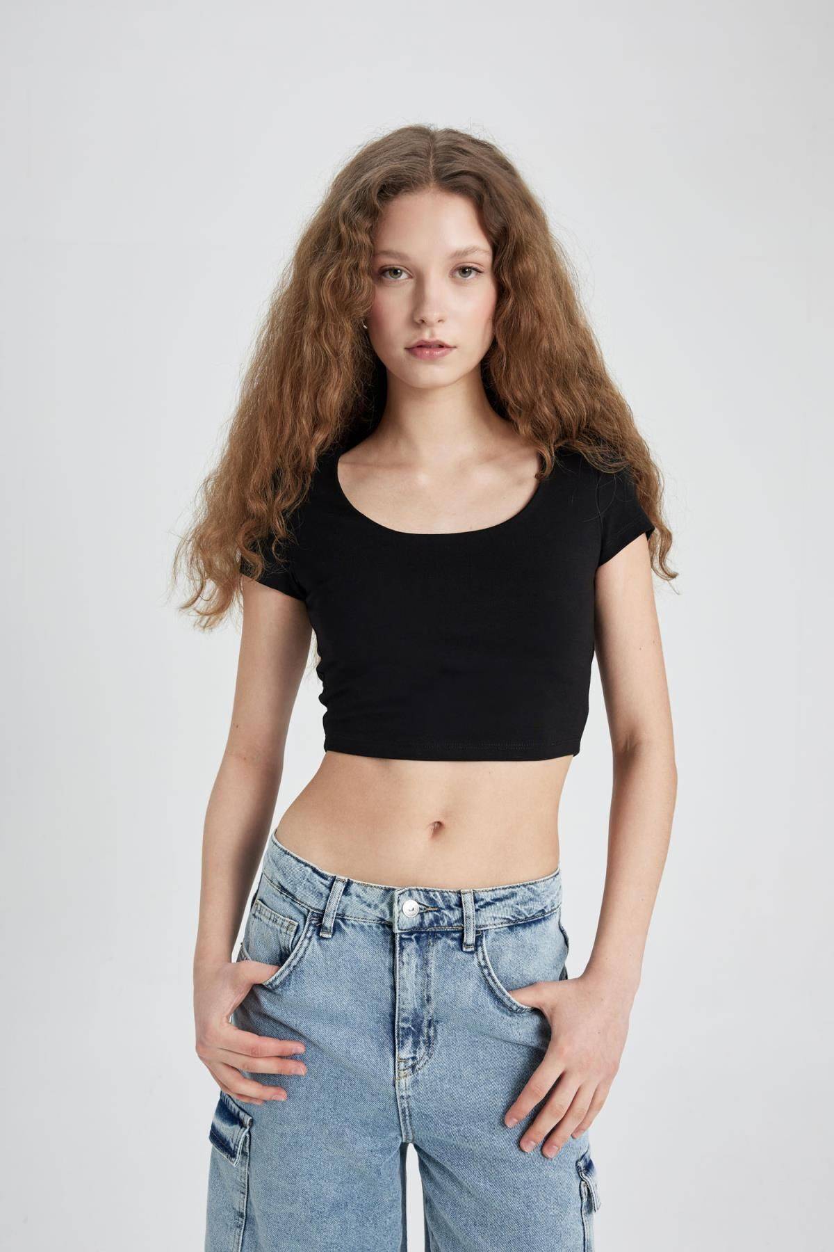 تیشرت آستین کوتاه یقه U