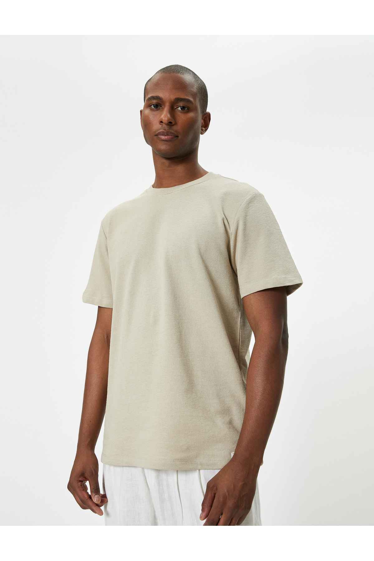 تیشرت پایه آستین کوتاه یقه دار چاپ شده با لیبل بافت