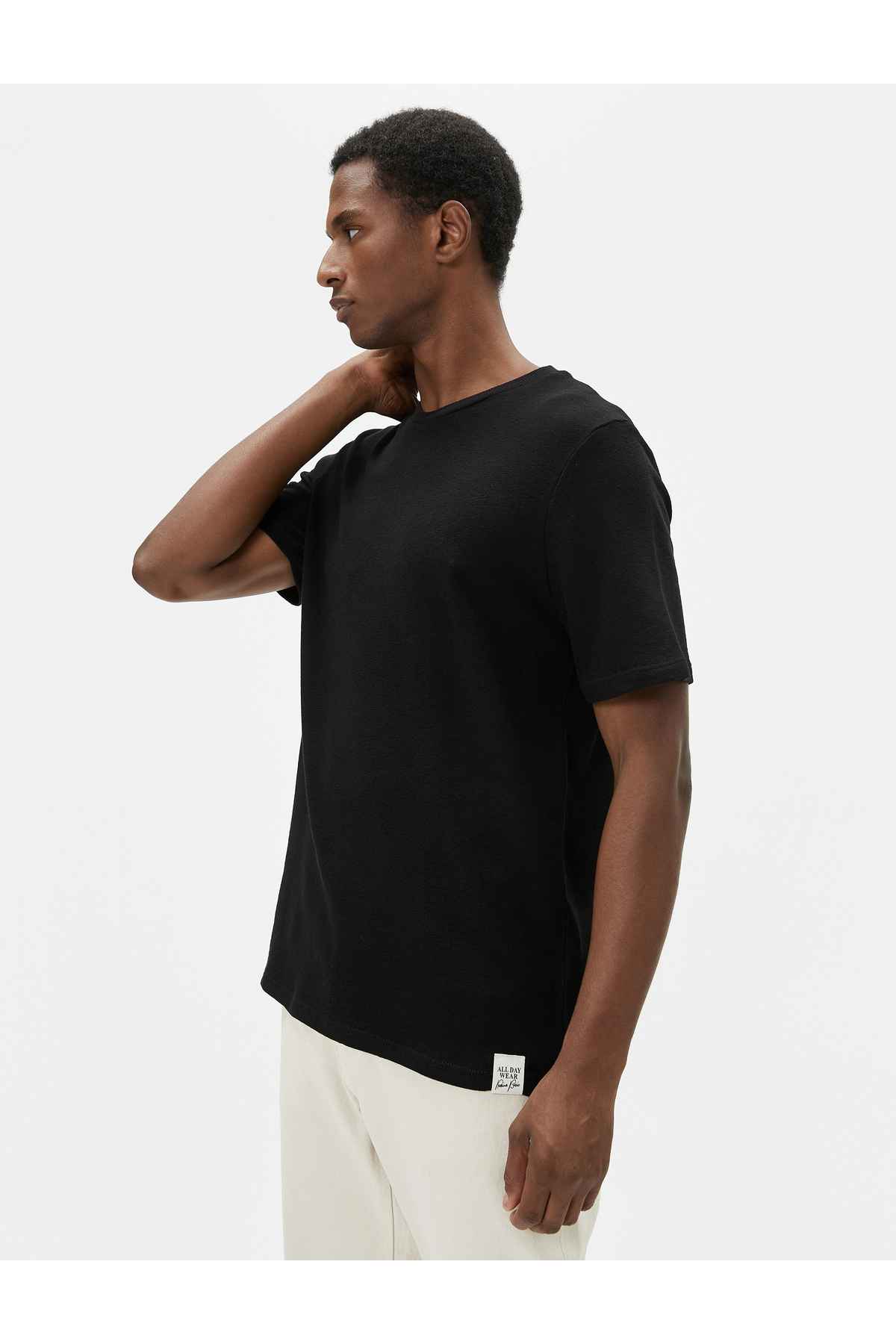 تیشرت پایه آستین کوتاه یقه دار چاپ شده با لیبل بافت