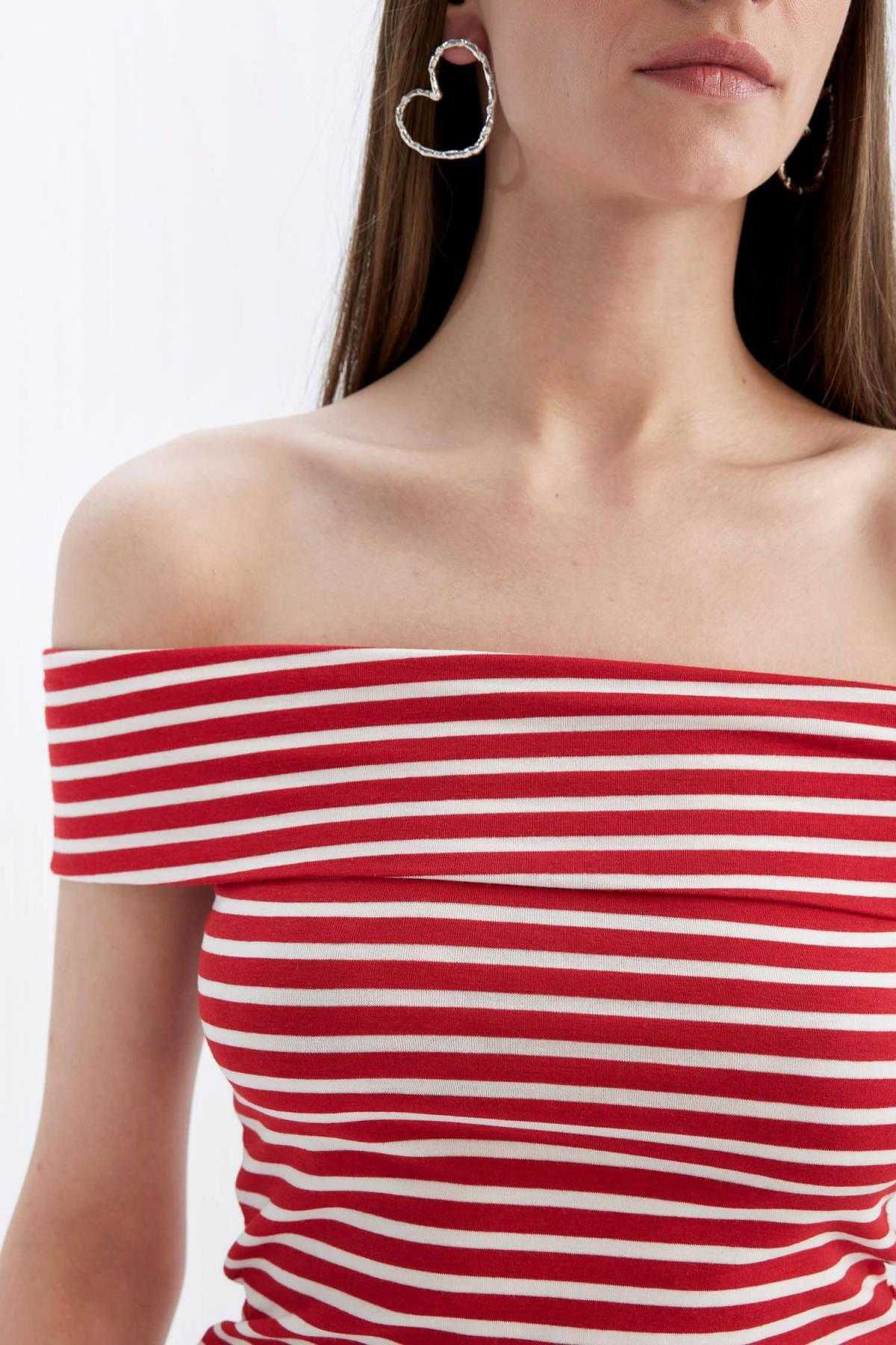 تیشرت آستین کوتاه بر روی شانه