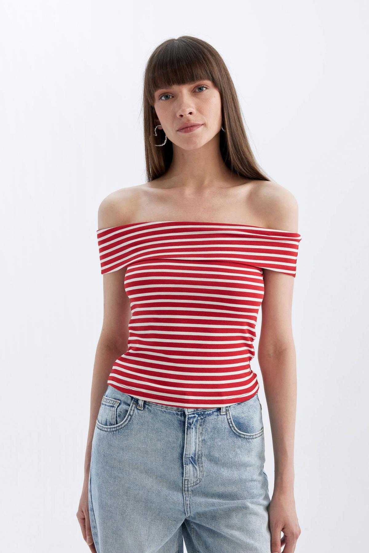 تیشرت آستین کوتاه بر روی شانه