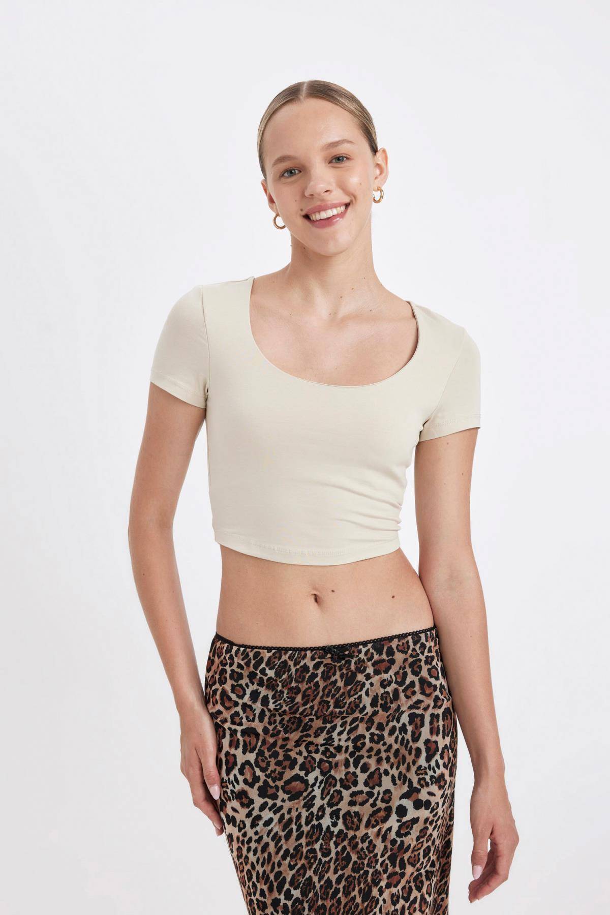 تیشرت آستین کوتاه یقه U