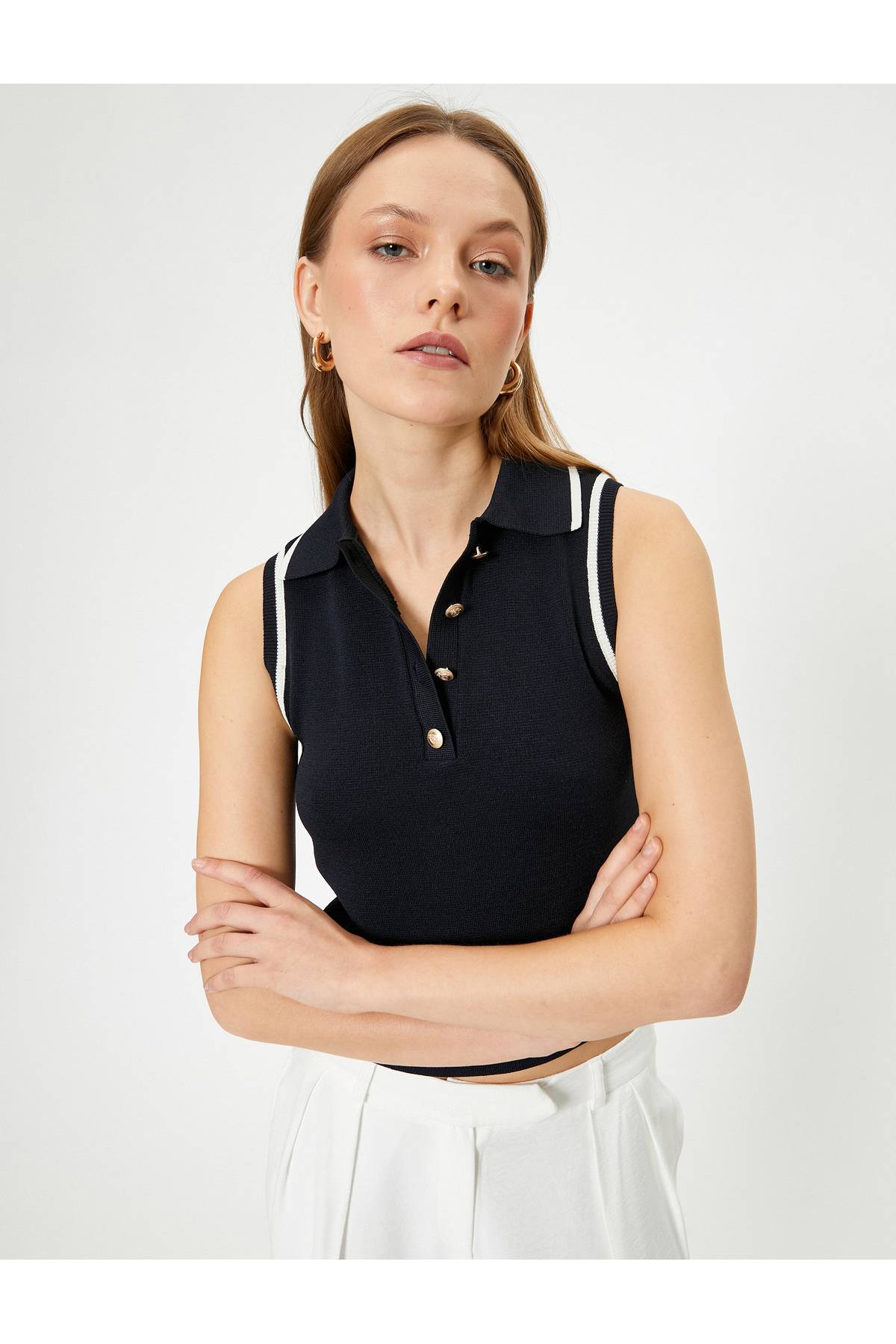 تاپ بافتنی یقه پولو بدون آستین با جزئیات دکمه طلایی