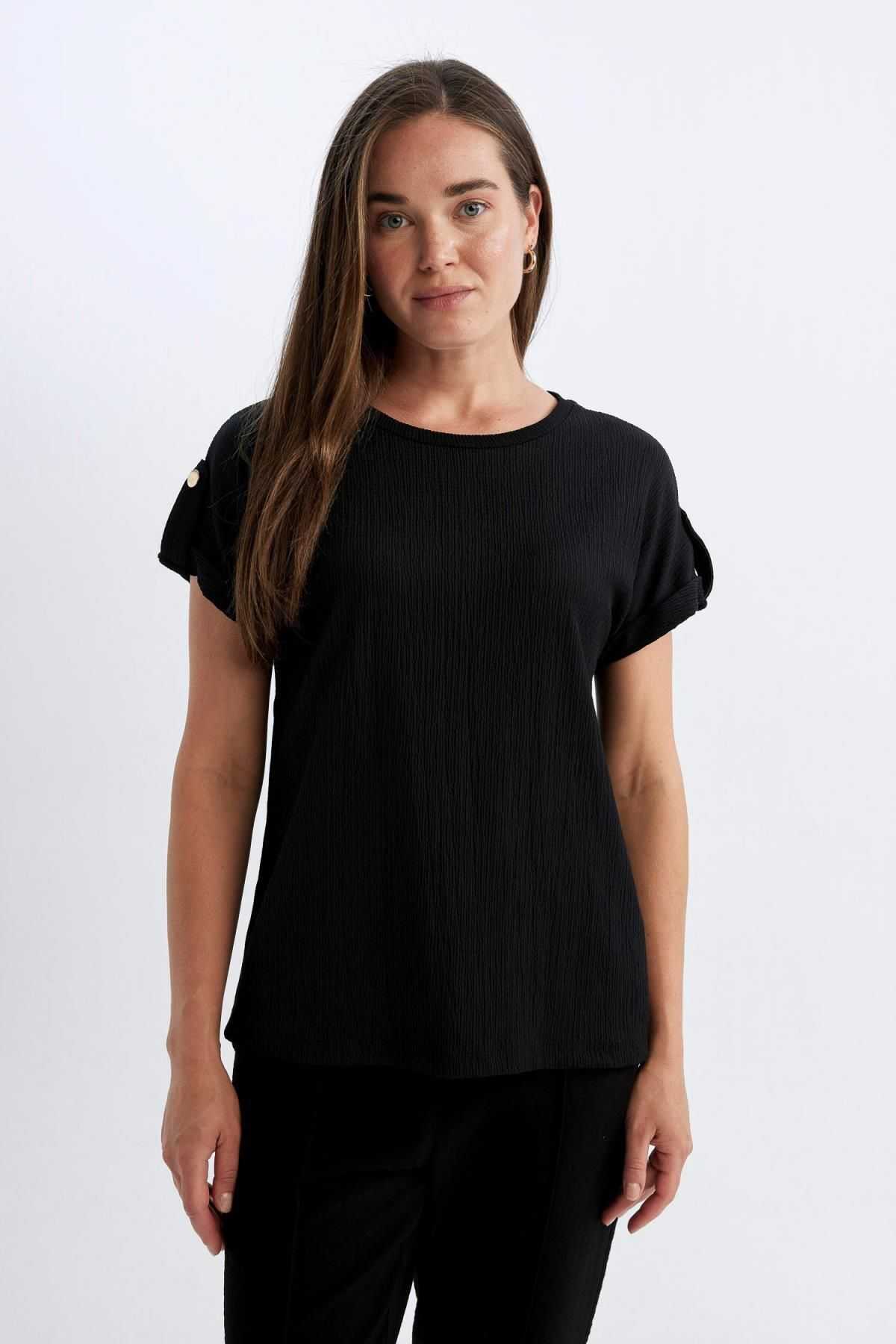 تیشرت آستین کوتاه یقه خدمه فیت معمولی