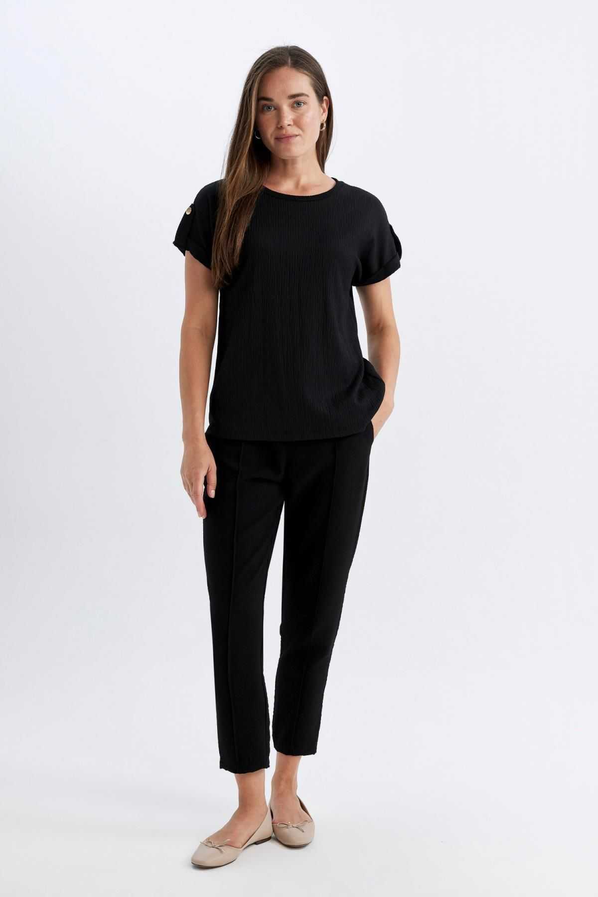 تیشرت آستین کوتاه یقه خدمه فیت معمولی