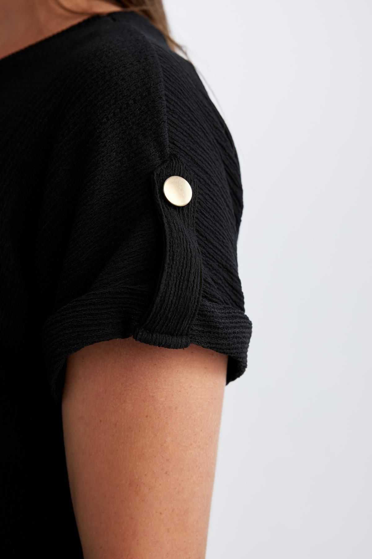 تیشرت آستین کوتاه یقه خدمه فیت معمولی