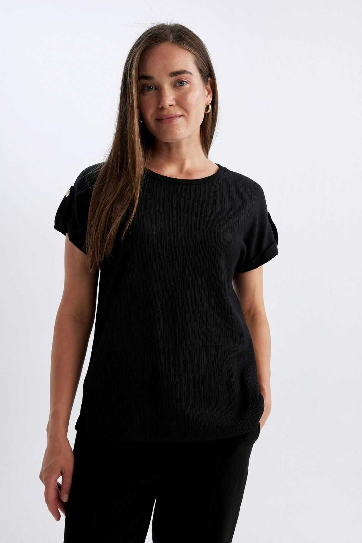 تیشرت آستین کوتاه یقه خدمه فیت معمولی