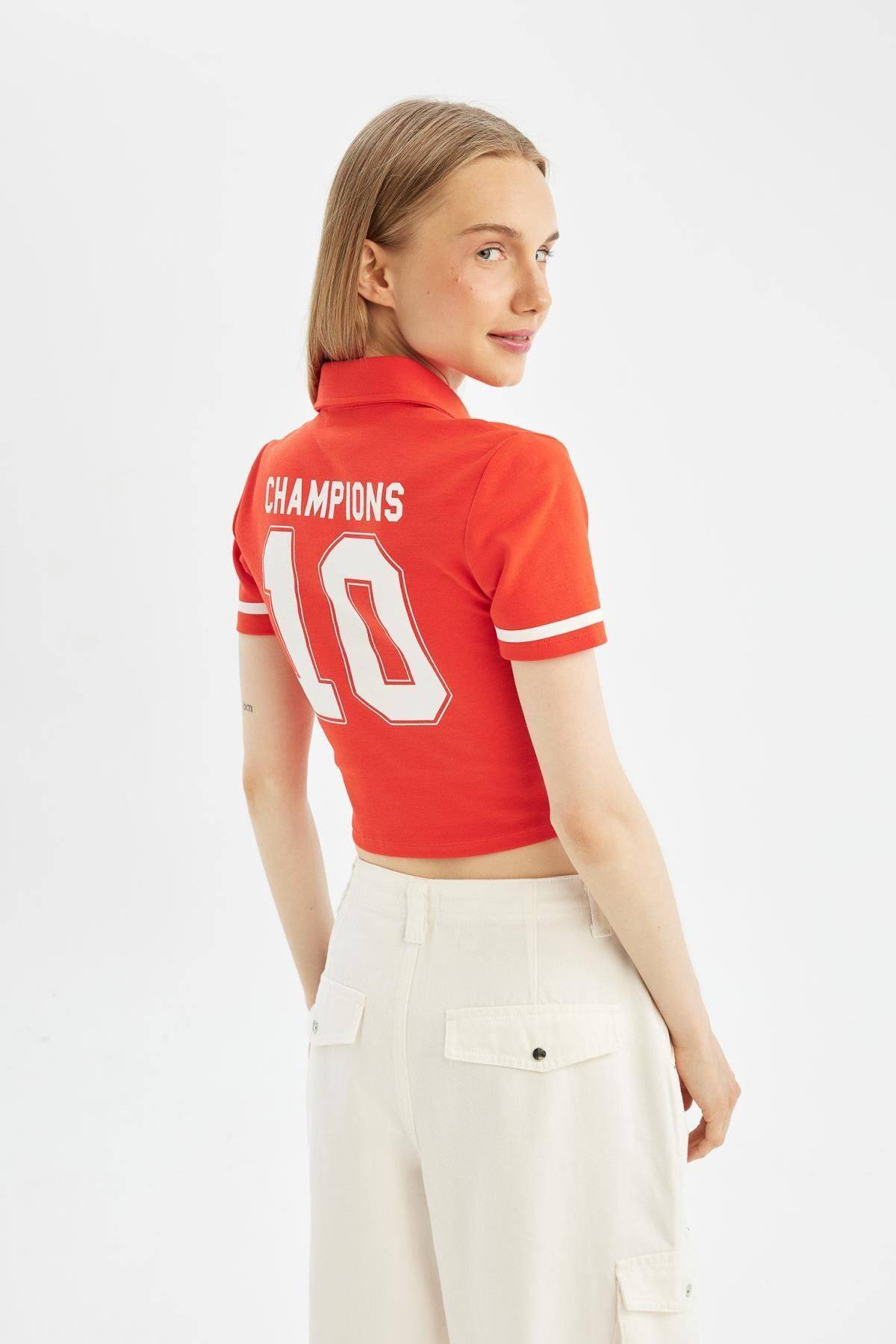 تیشرت آستین کوتاه آجدار چاپ شده با یقه پولو با طراحی زیبا