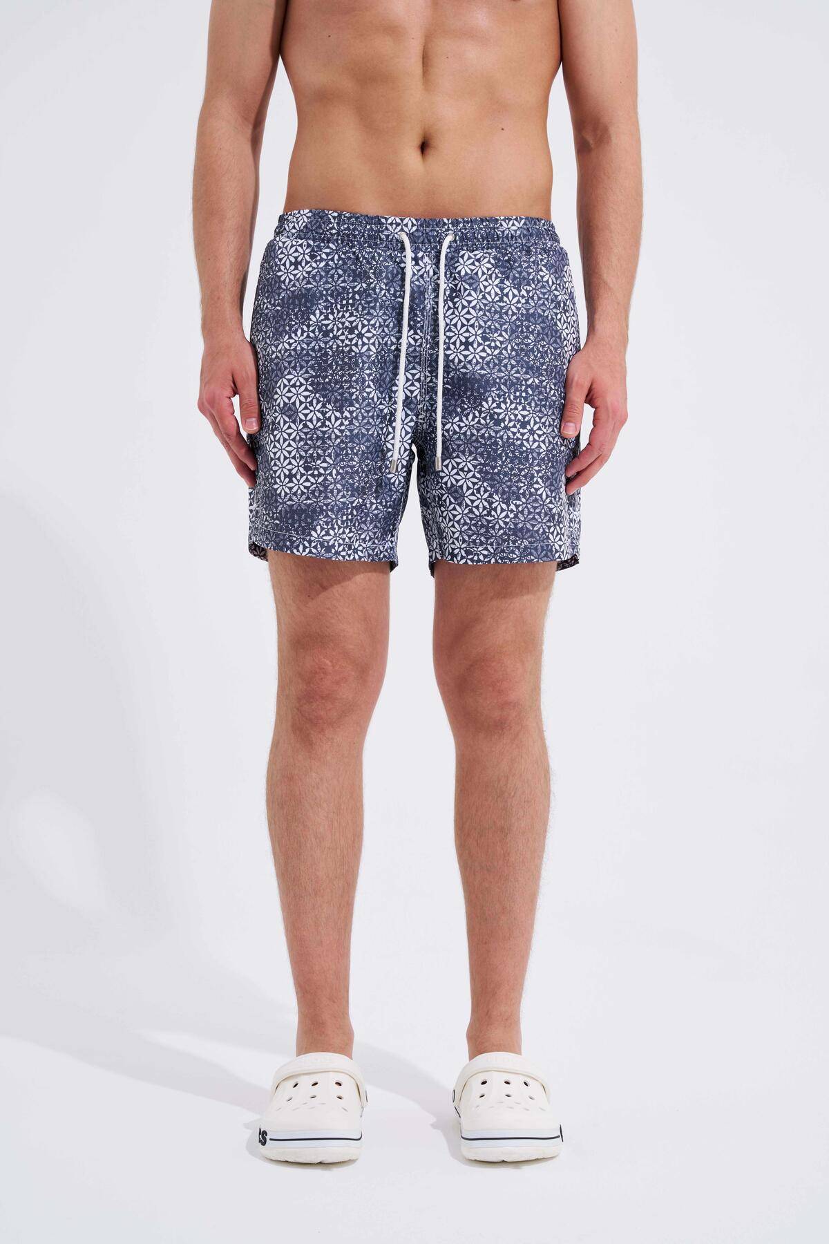 شلوار شنای مردانه با چاپ گل های آنتیک آبی سرمه ای