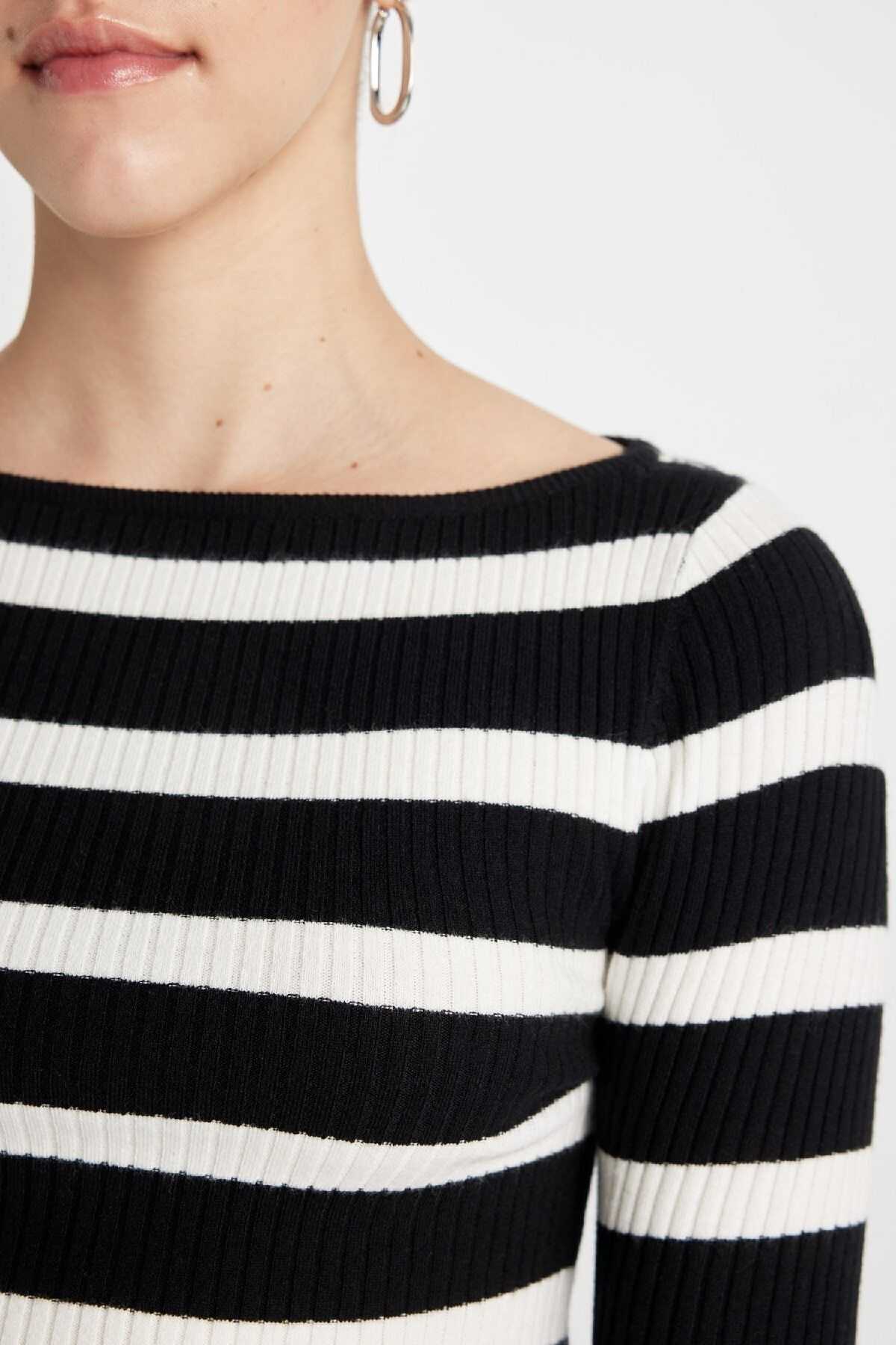 ژاکت یقه قایق راه راه باریک