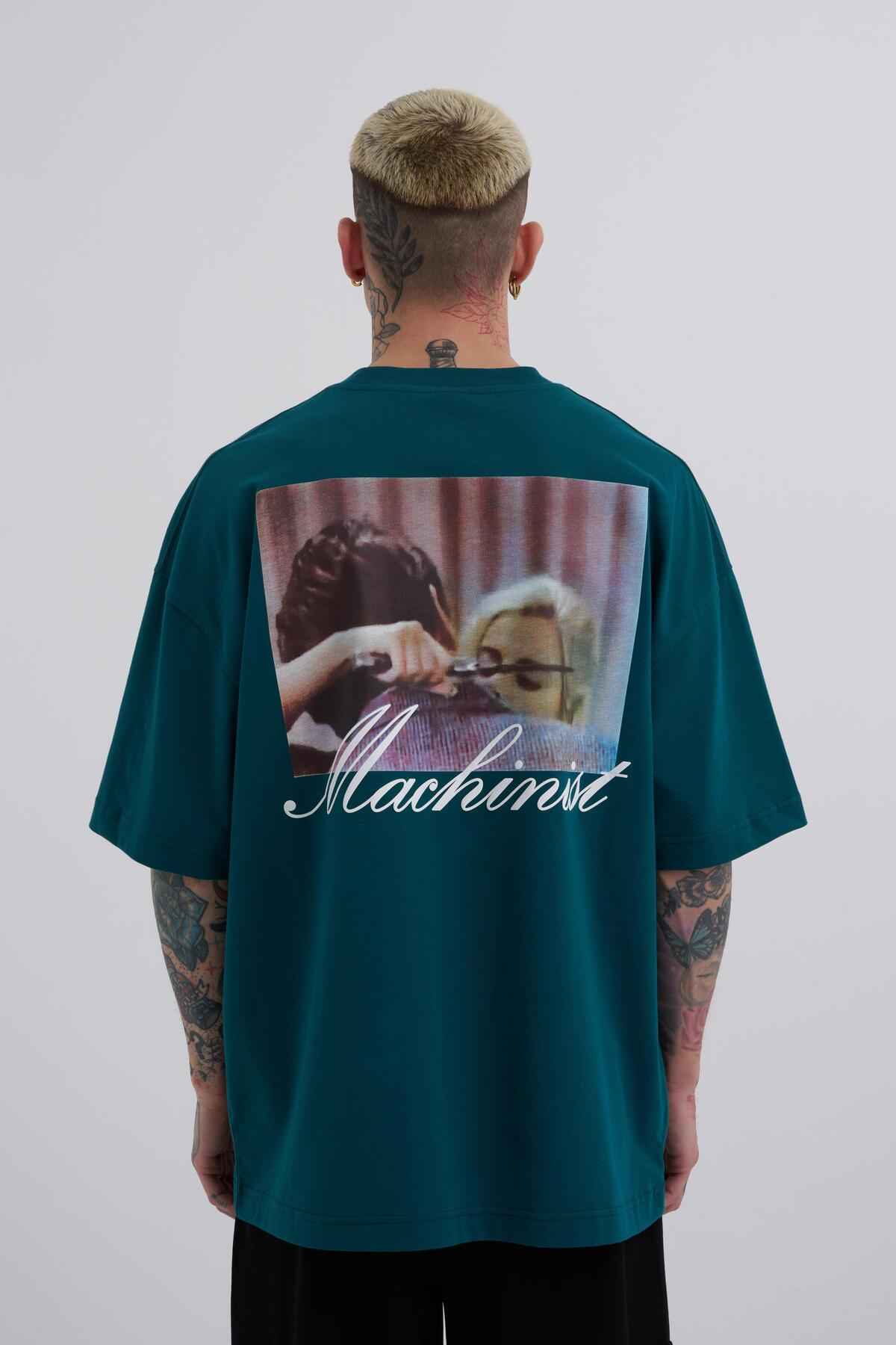 تیشرت سبز بنزینی چاپ شده با تیشرت مردانه بازی نکنید