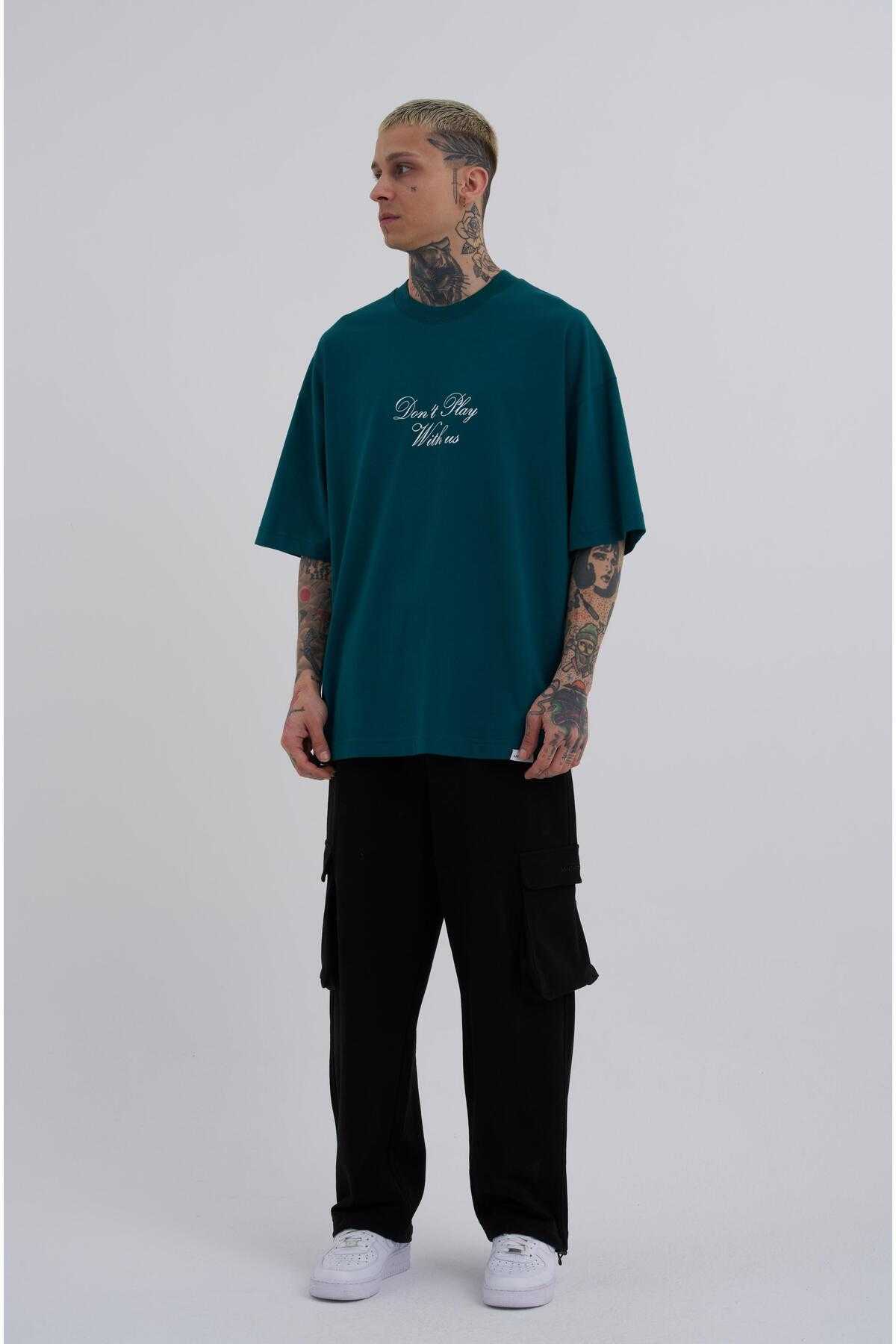 تیشرت سبز بنزینی چاپ شده با تیشرت مردانه بازی نکنید