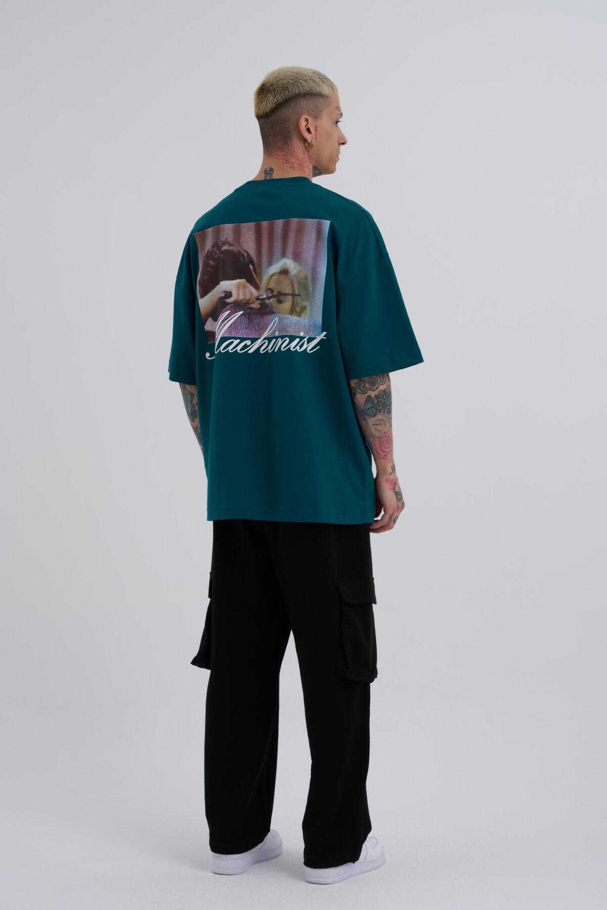 تیشرت سبز بنزینی چاپ شده با تیشرت مردانه بازی نکنید