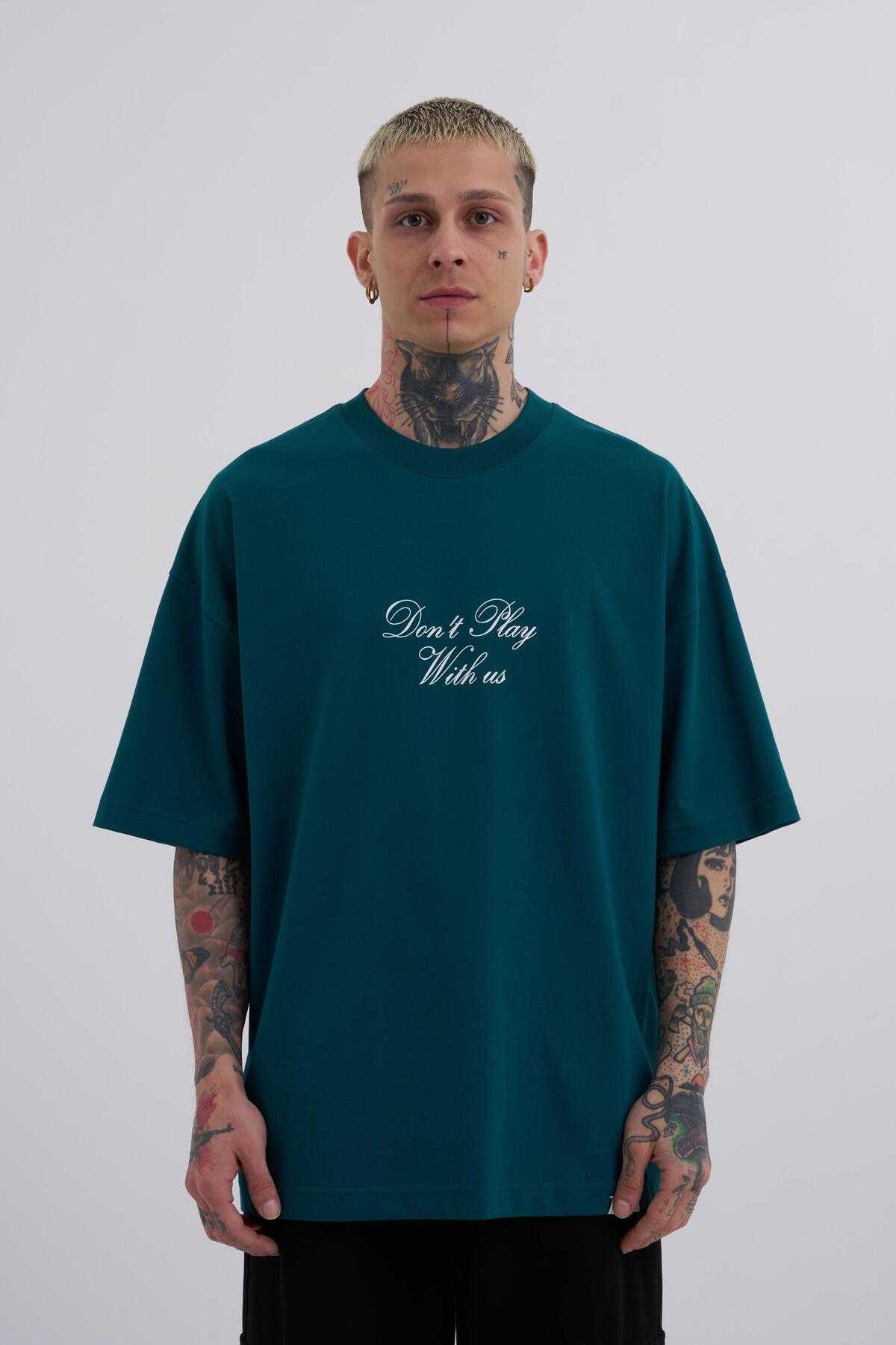 تیشرت سبز بنزینی چاپ شده با تیشرت مردانه بازی نکنید