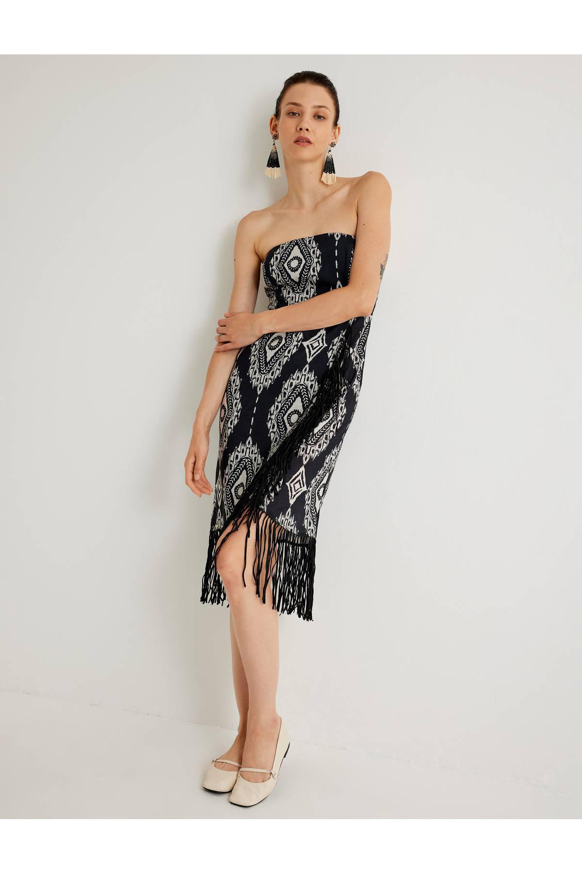 X Melis Ağazat - منگوله لباس بدون تسمه با جزییات قد میدی با طرح های قومی باریک