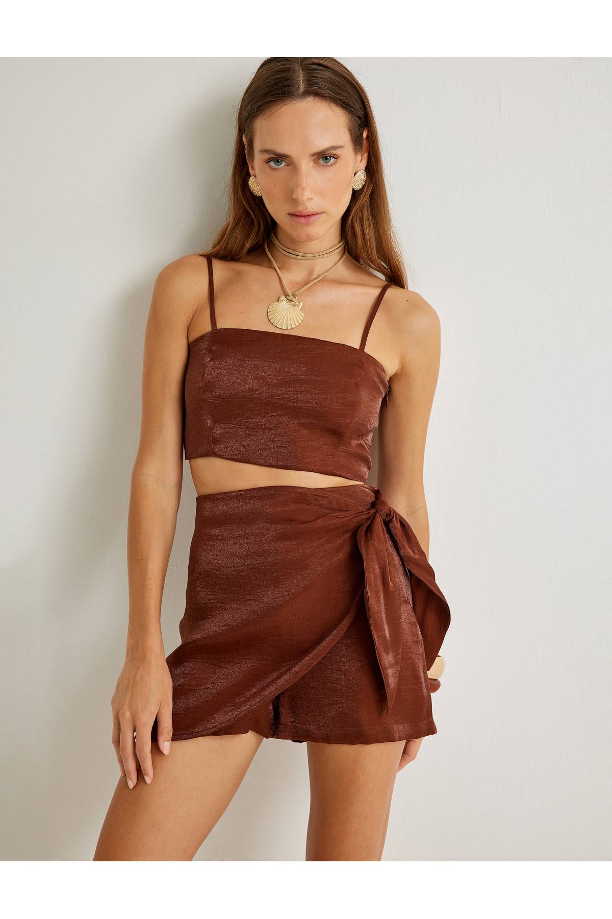 X Şahika Ercümen - دامن مینی شورت براق لیوسل پارچه ای باریک