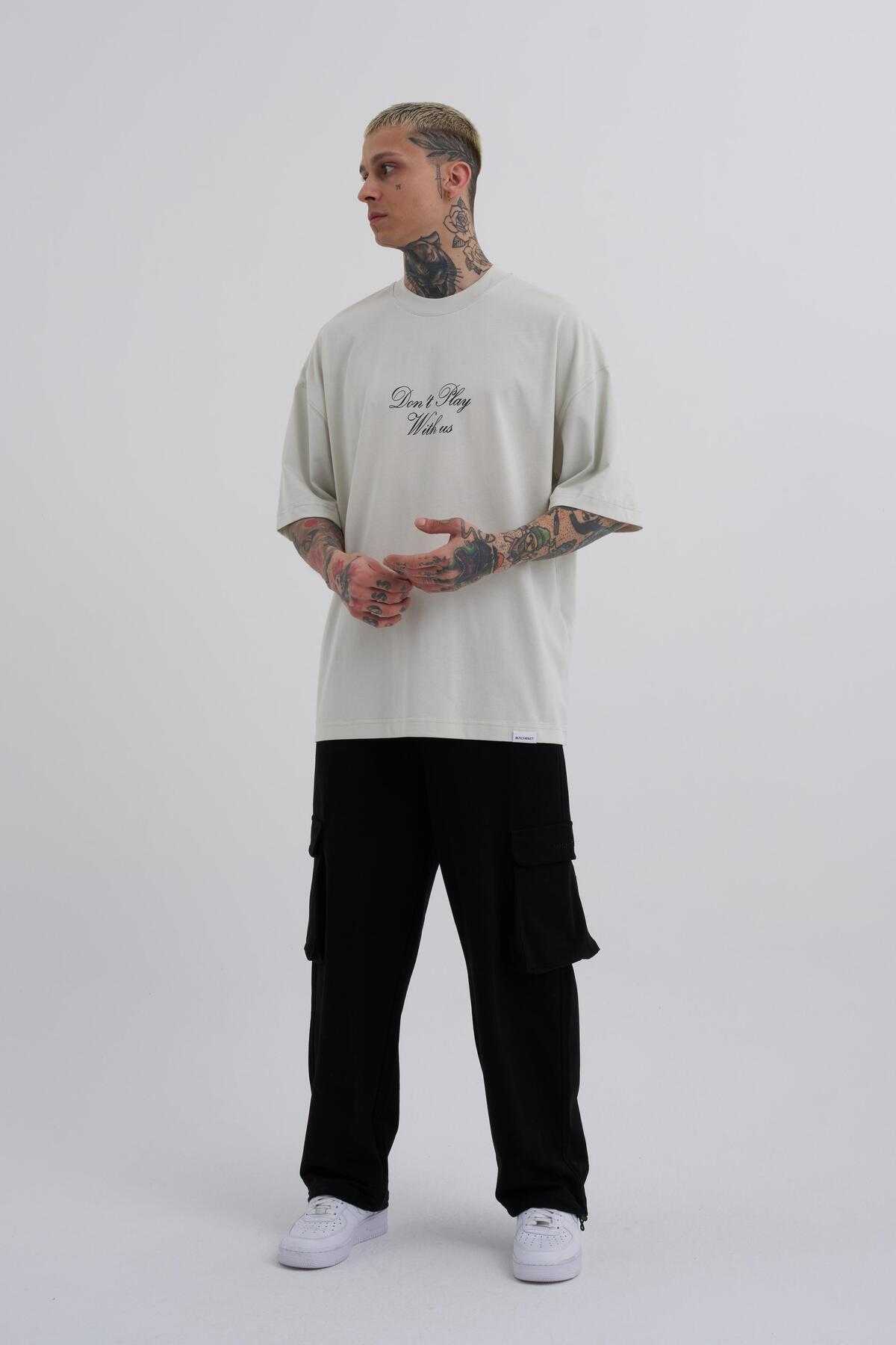 تیشرت سبز بنزینی چاپ شده با تیشرت مردانه بازی نکنید